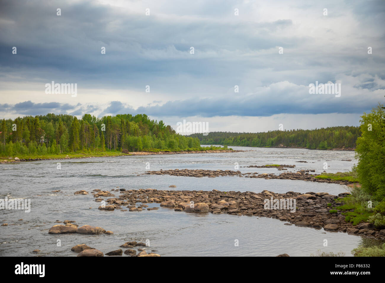 Katkasuvanto River ist Grenze zwischen Finnland und Schweden Stockfoto