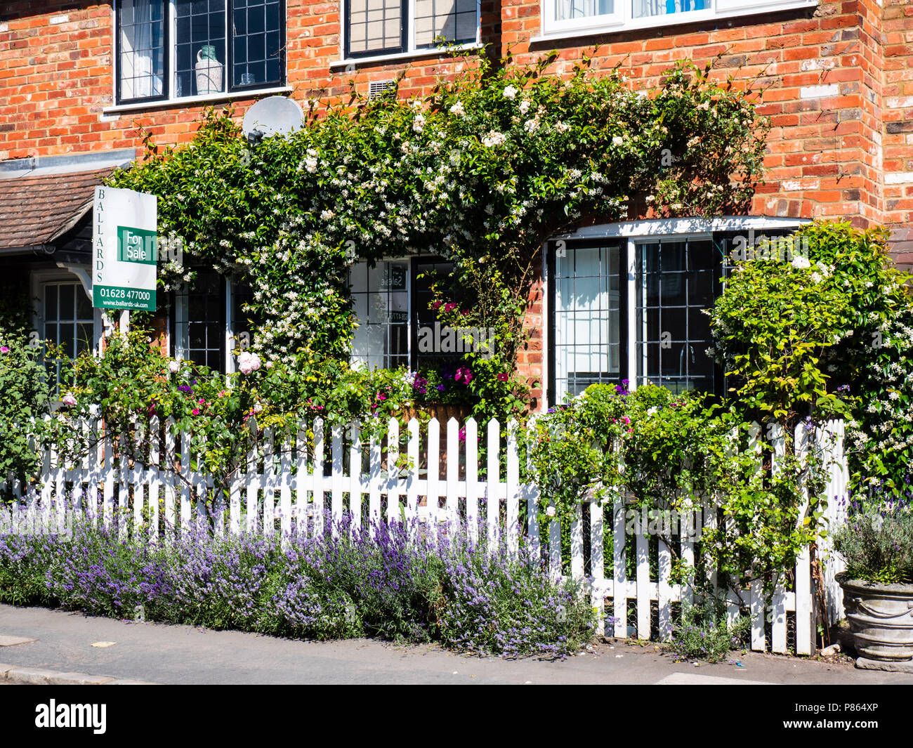 Haus mit Blumen für den Verkauf in Marlow, Buckinghamshire, England, UK, GB. Stockfoto