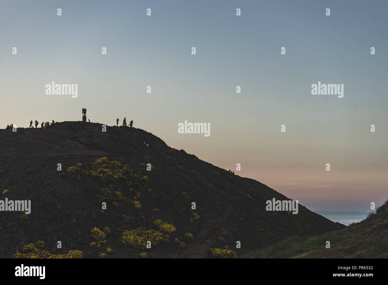 Touristen am Sitz des Arthur beobachten Meer Nebel (5,2Km) engulfing Edinburgh, die Hauptstadt Schottlands, kurz vor Sonnenuntergang. Stockfoto