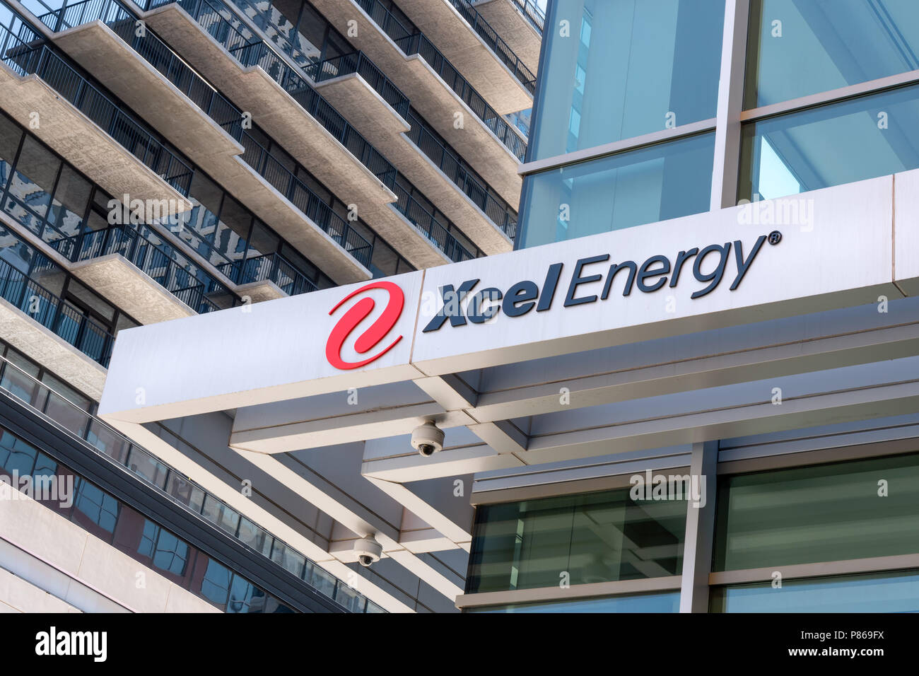 MINNEAPOLIS, MN/USA - Juli 7, 2018: Xcel Energy Corporate Headquarter Außen- und Logo. Xcel Energy Inc. ist ein Dienstprogramm Holding. Stockfoto