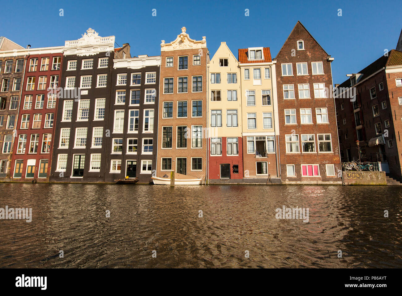 Grachtenpanden, op het Damrak Amsterdam Canal Häuser, am Damrak Amsterdam Stockfoto