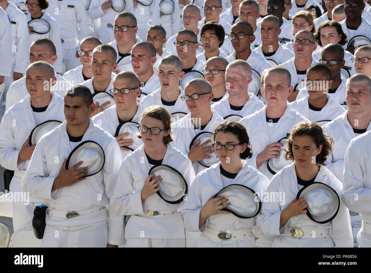 Die Klasse von 2022 nimmt den Amtseid während der Induktion Tag an der US Naval Academy in Tecumseh Gerichtshof am 28. Juni in Annapolis, Maryland, 2018. I-Tag markiert den Beginn einer anspruchsvollen 6-Woche Indoktrination genannt Plebe Sommer, soll den Studierenden der Übergang von der zivilen zur militärischen Leben. Stockfoto