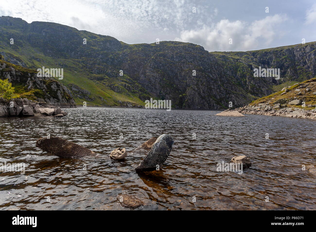 Ein Blick über Dulyn Behälter, die unterhalb des Gipfels des Foel Grach ein Berg in den Snowdonia National Park liegt. Der Propeller eines Dakota die cra Stockfoto