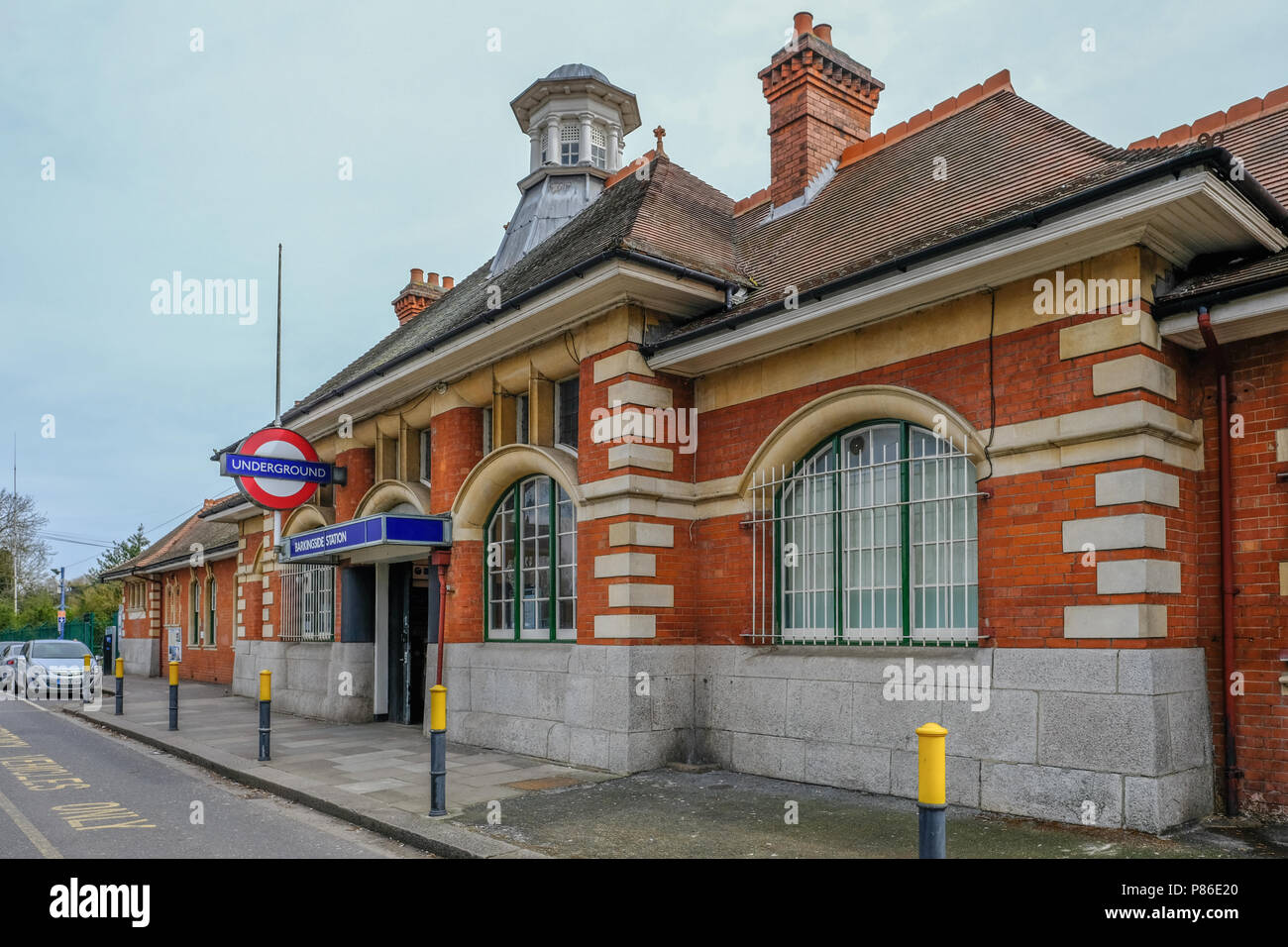 Barkingside, Ilford, Essex, Großbritannien - 6. April 2018: Außenansicht des Barkingside U-Bahnstation mit einem Passagier vom Eingang. Stockfoto