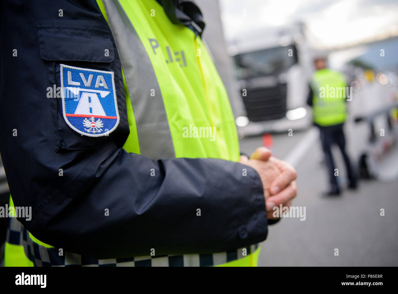 Kufstein, Österreich. 09. Juli 2018. Die Arme der Highway Patrol der öffentliche Verkehr Abteilung Tirol auf der Jacke eines Polizisten an der Grenze der Österreichischen Polizei auf der Autobahn A12 in der Nähe von Kufstein Nord gesehen werden kann. Credit: Matthias Balk/dpa/Alamy leben Nachrichten Stockfoto