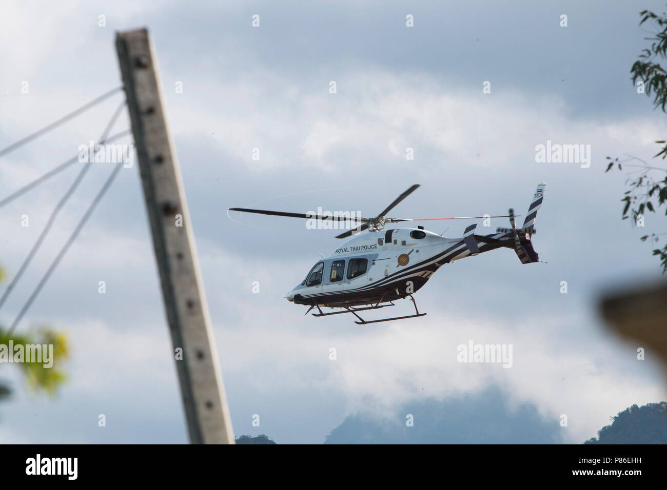 Mae Sai, Chiang Rai, Thailand. 9. Juli 2018. Eine königliche thailändische Polizei Hubschrauber fliegt die fünfte Person aus der Tham Luang Höhle in ein Krankenhaus in Chiang Mai Credit zu evakuieren: Adryel Talamantes/ZUMA Draht/Alamy leben Nachrichten Stockfoto