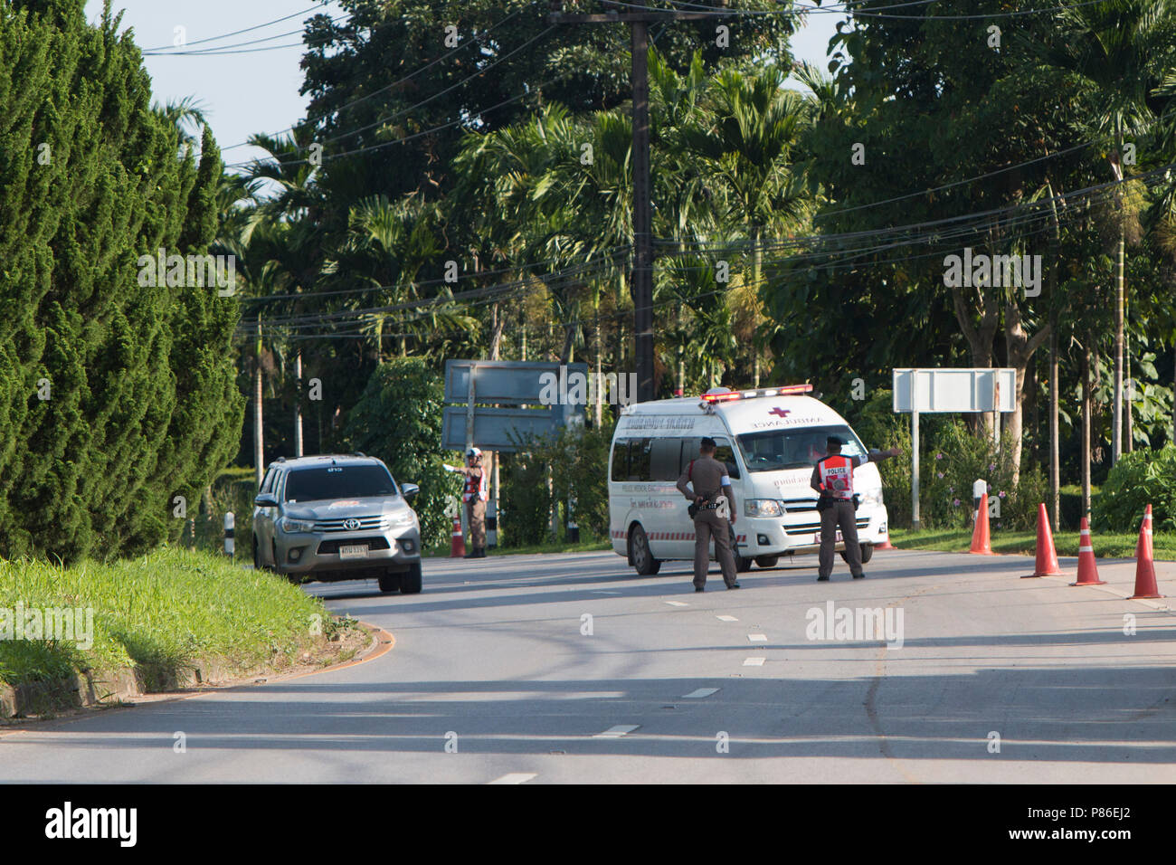 Mae Sai, Chiang Rai, Thailand. 9. Juli 2018. Krankenwagen kommt im Hubschrauber Staging Area mit 5. Person von Tham Luang Höhle Kredit gerettet: Adryel Talamantes/ZUMA Draht/Alamy leben Nachrichten Stockfoto