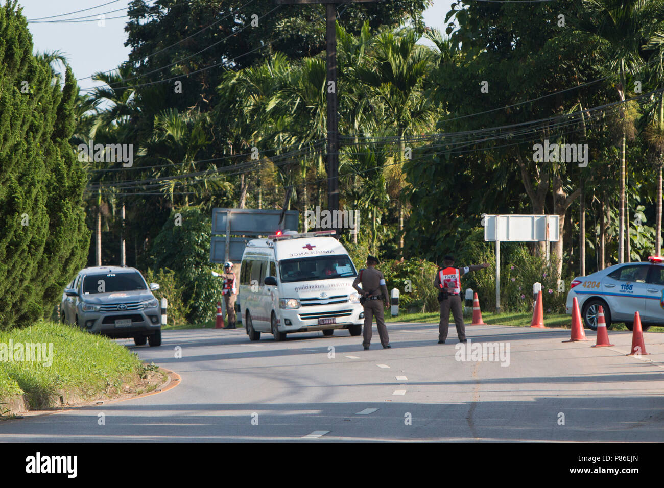 Mae Sai, Chiang Rai, Thailand. 9. Juli 2018. Krankenwagen kommt im Hubschrauber Staging Area mit 5. Person von Tham Luang Höhle Kredit gerettet: Adryel Talamantes/ZUMA Draht/Alamy leben Nachrichten Stockfoto
