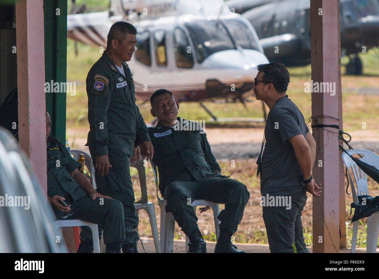 Mae Sai, Chiang Rai, Thailand. 9. Juli 2018. Militärisches Personal warten in der Nähe von Hubschraubern auf standby Die 9 verbleibende Soccer Team Mitglieder in einem Feld in der Nähe der Tham Luang Höhle Kredit zu evakuieren: Adryel Talamantes/ZUMA Draht/Alamy leben Nachrichten Stockfoto