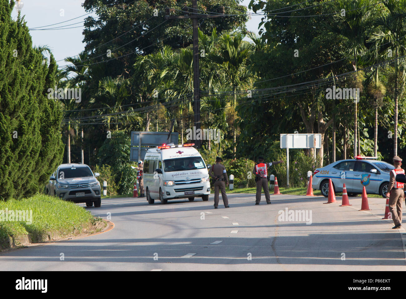 Mae Sai, Chiang Rai, Thailand. 9. Juli 2018. Krankenwagen kommt im Hubschrauber Staging Area mit 5. Person von Tham Luang Höhle Kredit gerettet: Adryel Talamantes/ZUMA Draht/Alamy leben Nachrichten Stockfoto