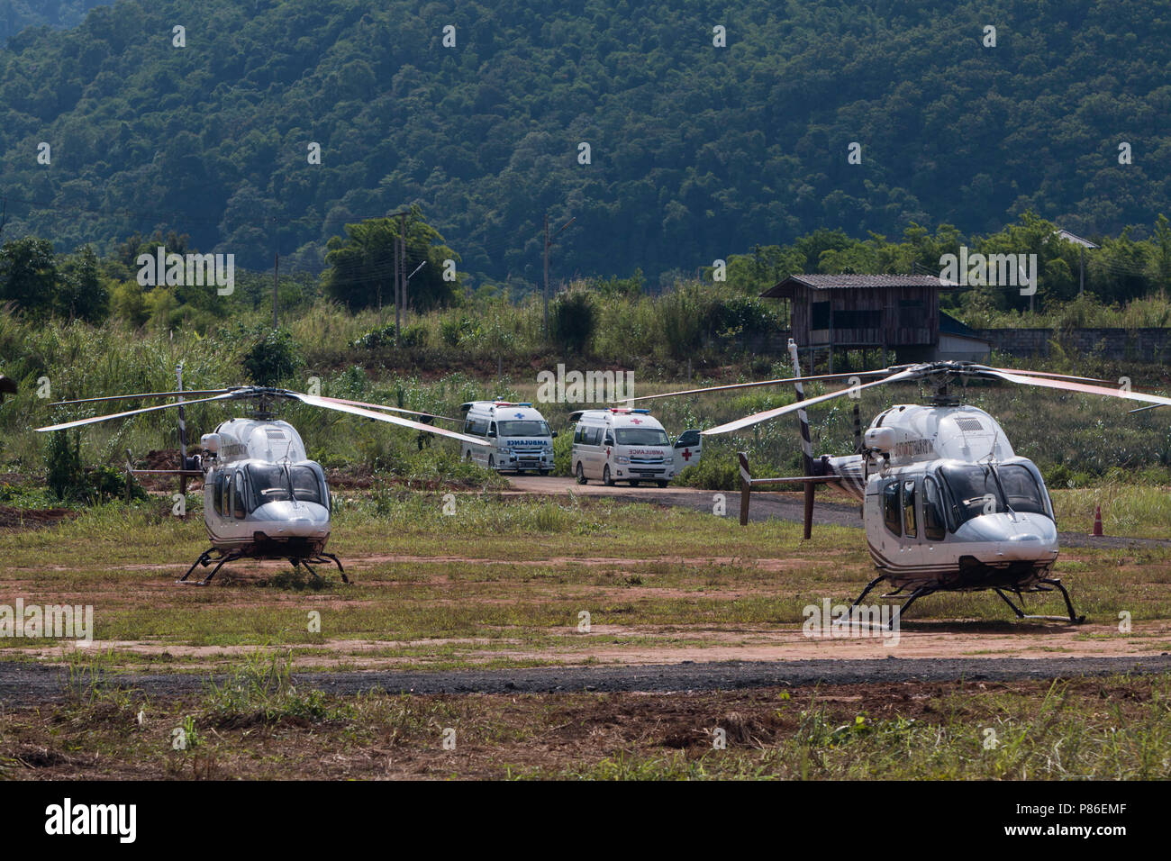 Mae Sai, Chiang Rai, Thailand. 9. Juli 2018. Königliche Thailändische Polizei Hubschrauber warten in einem Feld in der Nähe der Tham Luang Höhle der reamaining 9 eingeschlossen Fußball Team Mitglieder nach der Entnahme aus der Tham Luang Höhle Kredit zu evakuieren: Adryel Talamantes/ZUMA Draht/Alamy leben Nachrichten Stockfoto