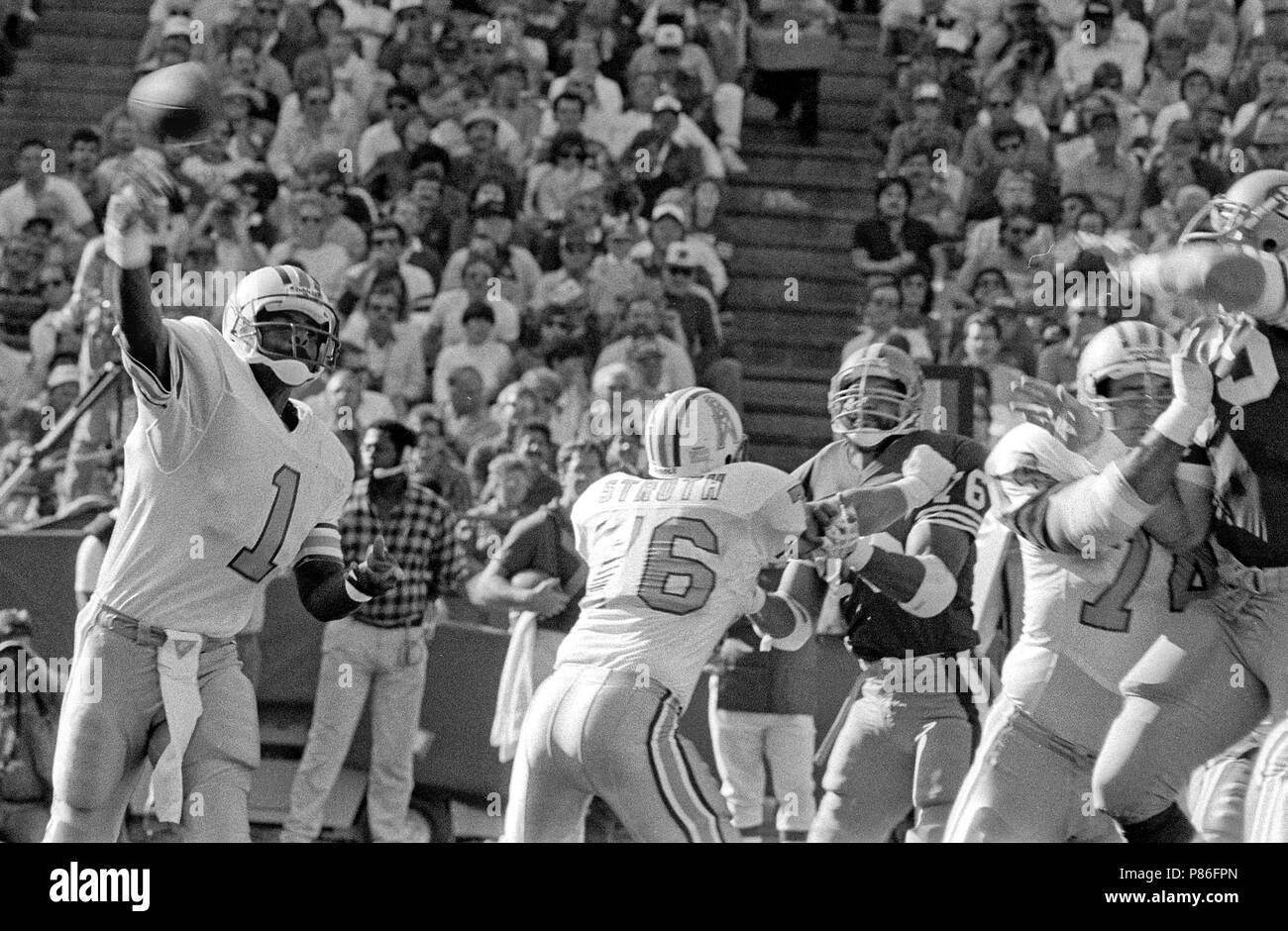 November 8, 1987 - San Francisco, Kalifornien, USA - San Francisco 49ers vs Houston Oilers im Candlestick Park Sonntag, 8. November 1987. 49ers Schlagen Öler 27-20. Houston Oilers Quarterback Warren Mond (1) Brände pass in Feld. (Bild: © Al Golub über ZUMA Draht) Stockfoto