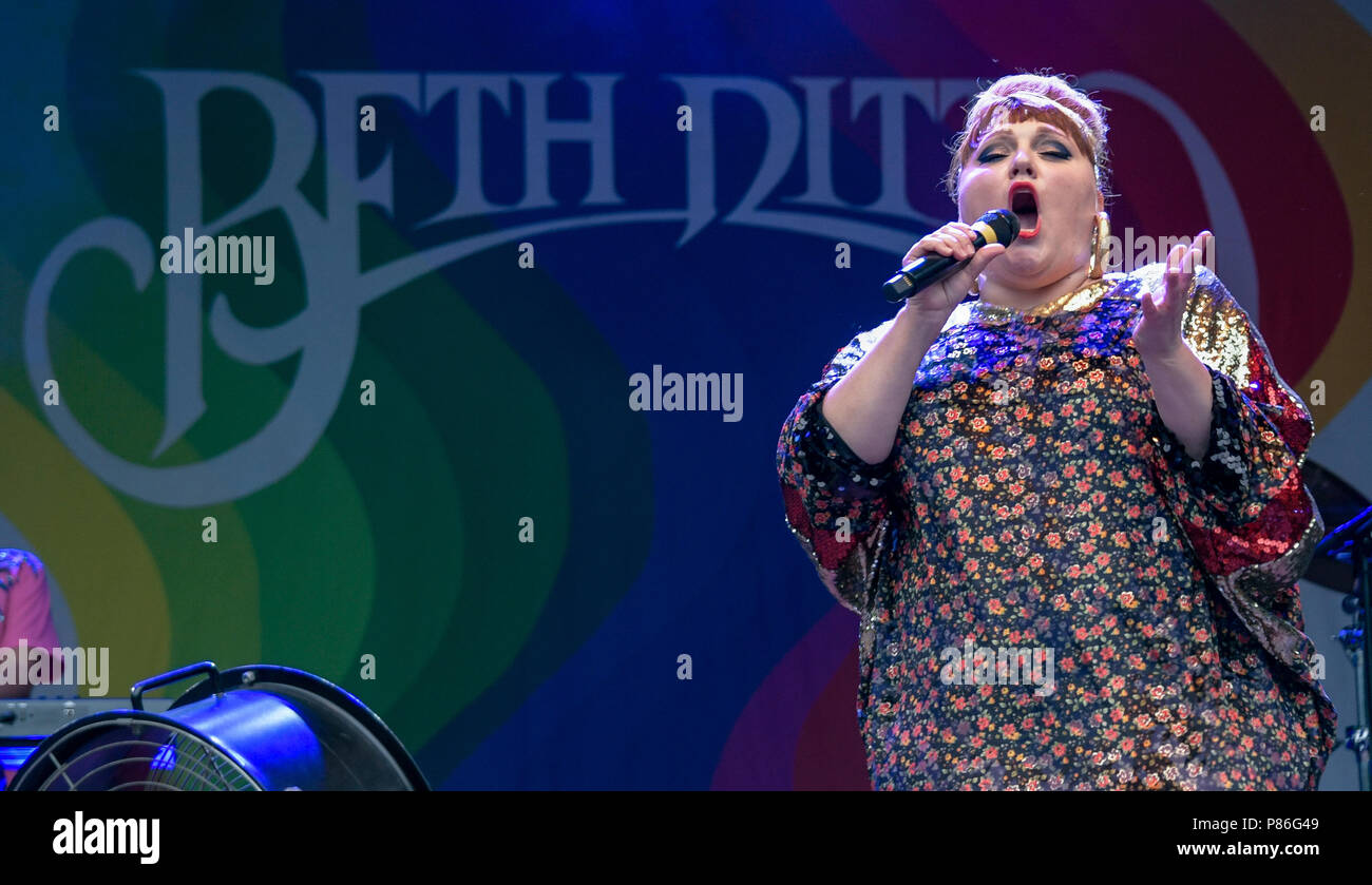 Hamburg, Deutschland. 09 Juli, 2018. Die amerikanische Sängerin Beth Ditto stehend auf der Bühne im Stadtpark Open Air Konzert. Quelle: Axel Heimken/dpa/Alamy leben Nachrichten Stockfoto