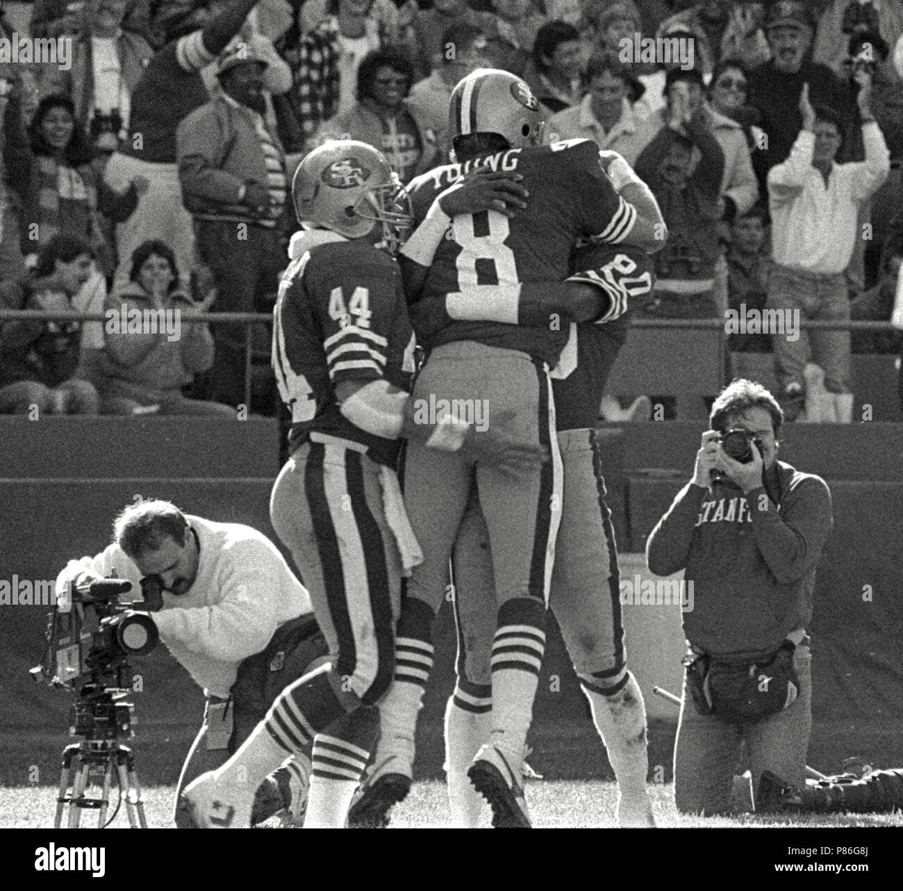 November 15, 1987 - San Francisco, Kalifornien, USA - San Francisco 49ers vs New Orleans Saints Candlestick Park Sonntag, 15. November 1987. Saints Beat 49ers 26-24. San Francisco 49ers Zurück Tom Rathman (44), Quarterback Steve Young (8) und Wide Receiver Jerry Rice (80) feiern Touchdown. (Bild: © Al Golub über ZUMA Draht) Stockfoto