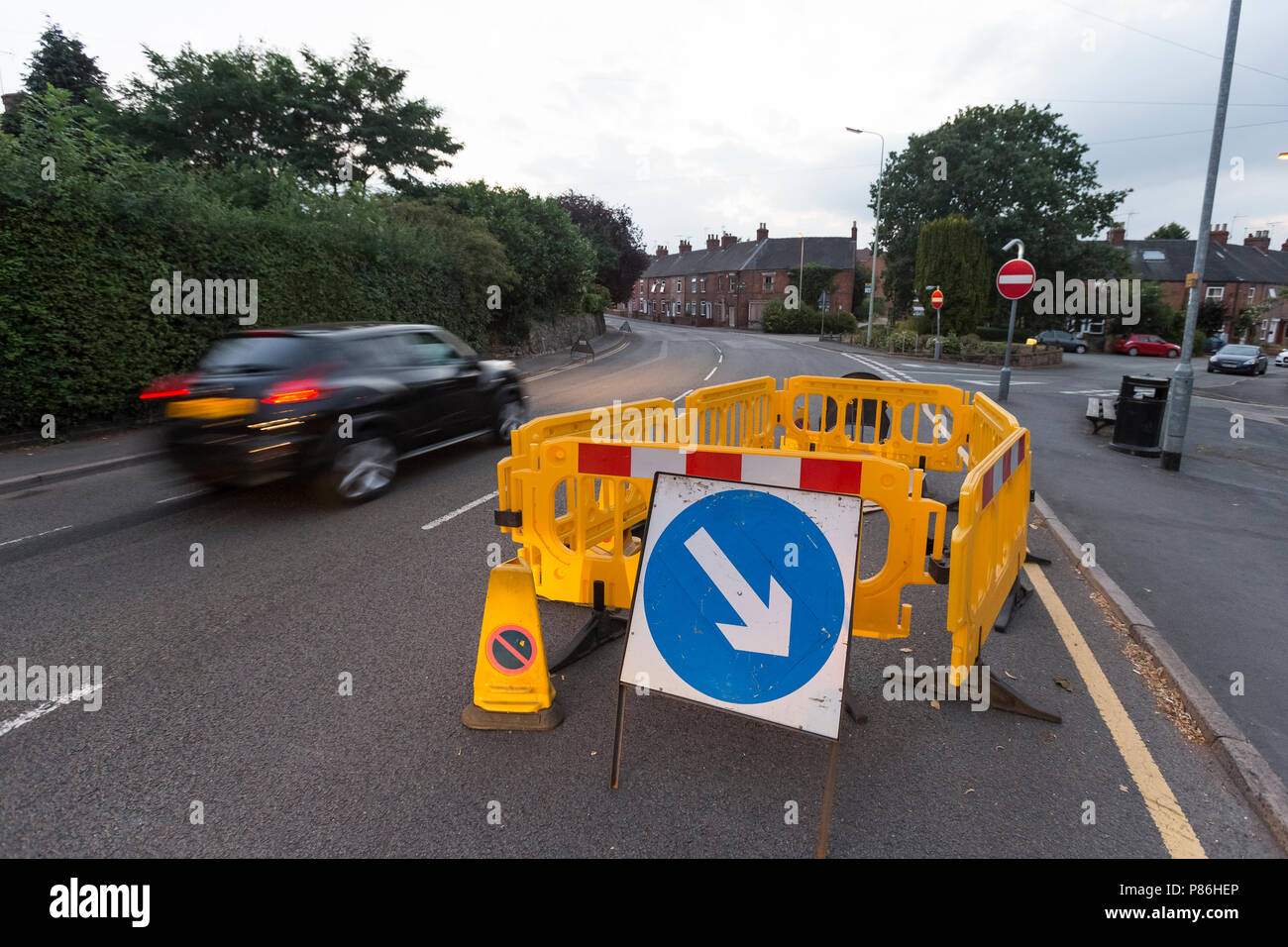 Uttoxeter, Staffordshire, Großbritannien. 9. Juli 2018. Eine wachsende doline an der High Street, 522, Uttoxeter, geht in die dritte Woche der Existenz. Es ist nur eine temporäre Sperre der Öffentlichkeit und den Verkehr zu schützen. Stockfoto