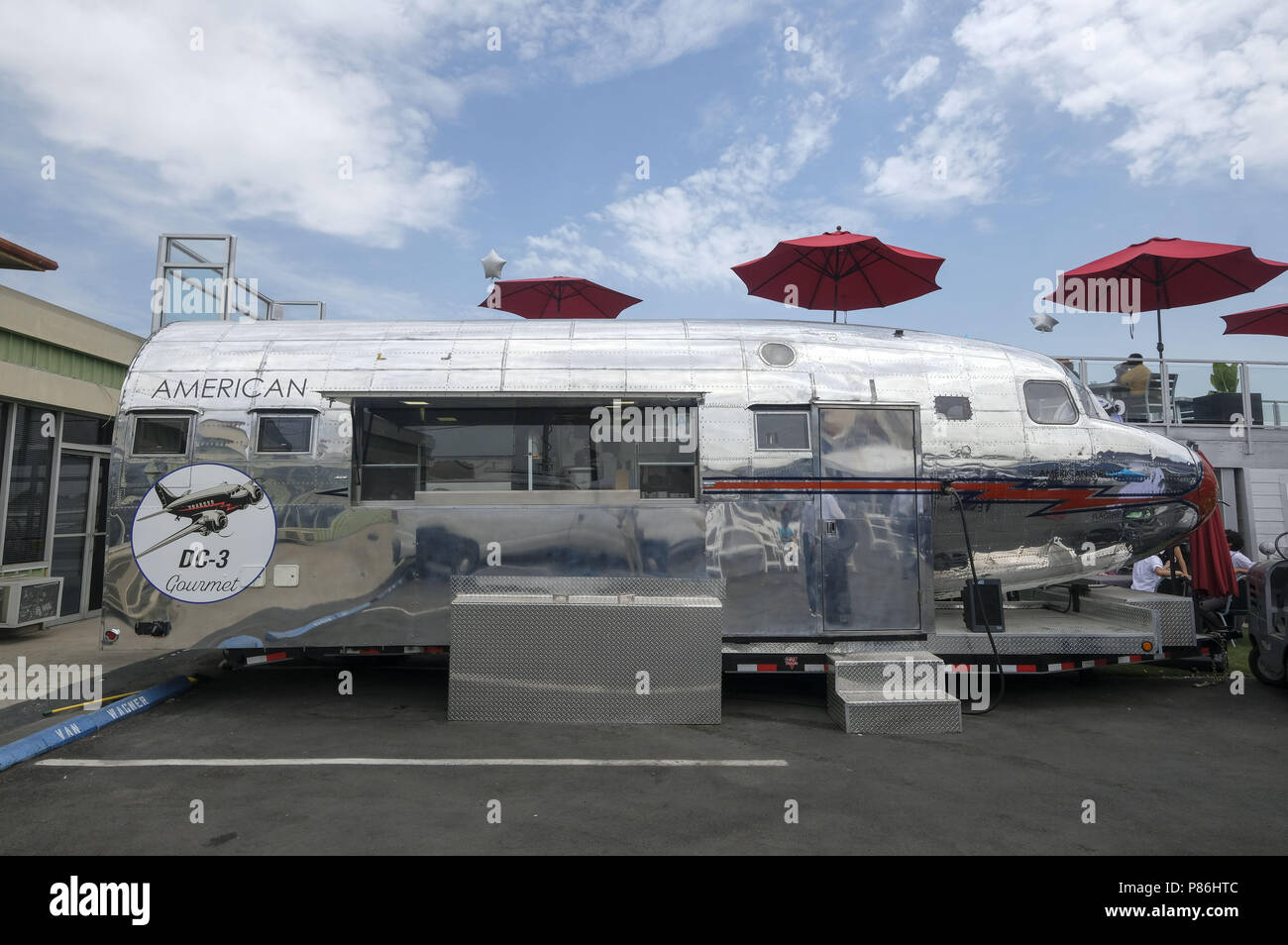 Los Angeles, Kalifornien, USA. 9. Juli 2018. Der Weltkrieg II DC-3-Flugzeug verwandelte sich in ein Fahrzeug, das erste Flugzeug - gedreht - mobile Restaurant, während eines Bandes enthüllt ist Cutting am Morgen Aeronautical Museum in Compton, Kalifornien, am 9. Juli 2018. Credit: Ringo Chiu/ZUMA Draht/Alamy leben Nachrichten Stockfoto
