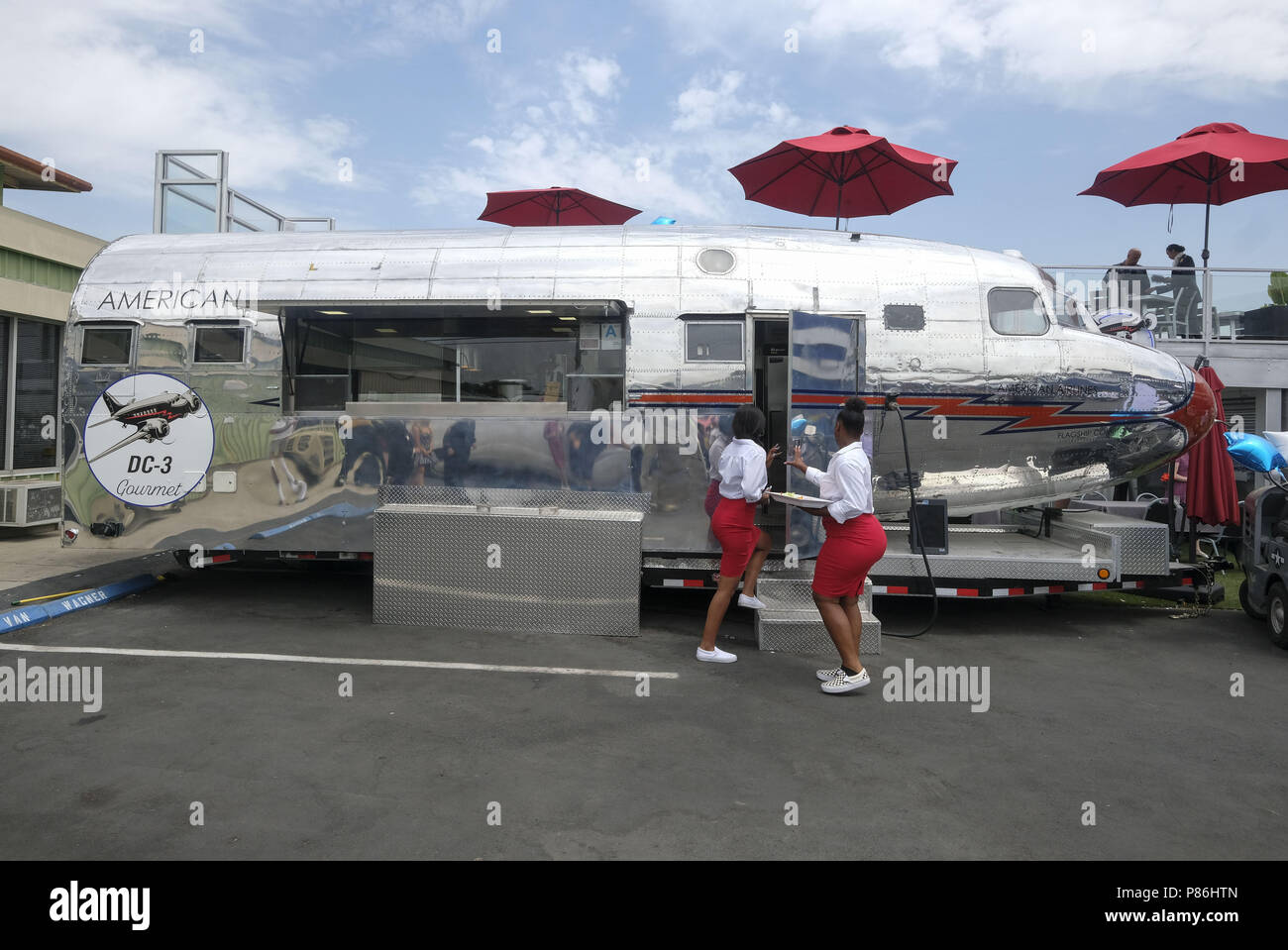 Los Angeles, Kalifornien, USA. 9. Juli 2018. Der Weltkrieg II DC-3-Flugzeug verwandelte sich in ein Fahrzeug, das erste Flugzeug - gedreht - mobile Restaurant, während eines Bandes enthüllt ist Cutting am Morgen Aeronautical Museum in Compton, Kalifornien, am 9. Juli 2018. Credit: Ringo Chiu/ZUMA Draht/Alamy leben Nachrichten Stockfoto