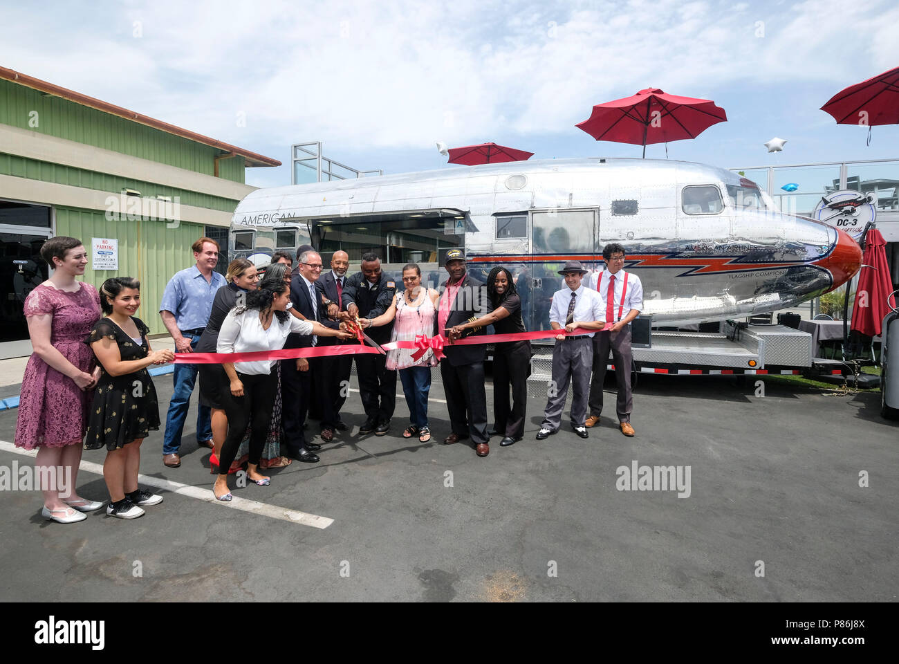 Los Angeles, USA. 9. Juli 2018. Die Beamten und die Gäste nehmen an einem "Ribbon Cutting das Essen Lkw zu enthüllen von einem Weltkrieg II DC-3-Flugzeug am Morgen Aeronautical Museum in Los Angeles, USA, am 9. Juli 2018. Das Essen lkw-DC-3 Gourmet dienen als fundraising Werkzeug für das Museum. Credit: Zhao Hanrong/Xinhua/Alamy leben Nachrichten Stockfoto