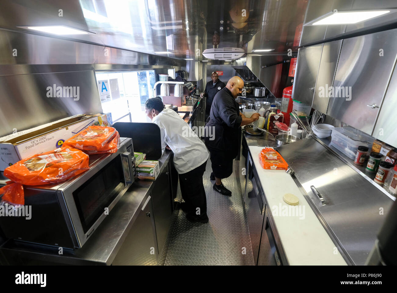 Los Angeles, USA. 9. Juli 2018. Köche bereiten Essen in der Lebensmittel-LKW von einem Weltkrieg II DC-3-Flugzeug am Morgen Aeronautical Museum in Los Angeles, USA, am 9. Juli 2018. Das Essen lkw-DC-3 Gourmet dienen als fundraising Werkzeug für das Museum. Credit: Zhao Hanrong/Xinhua/Alamy leben Nachrichten Stockfoto