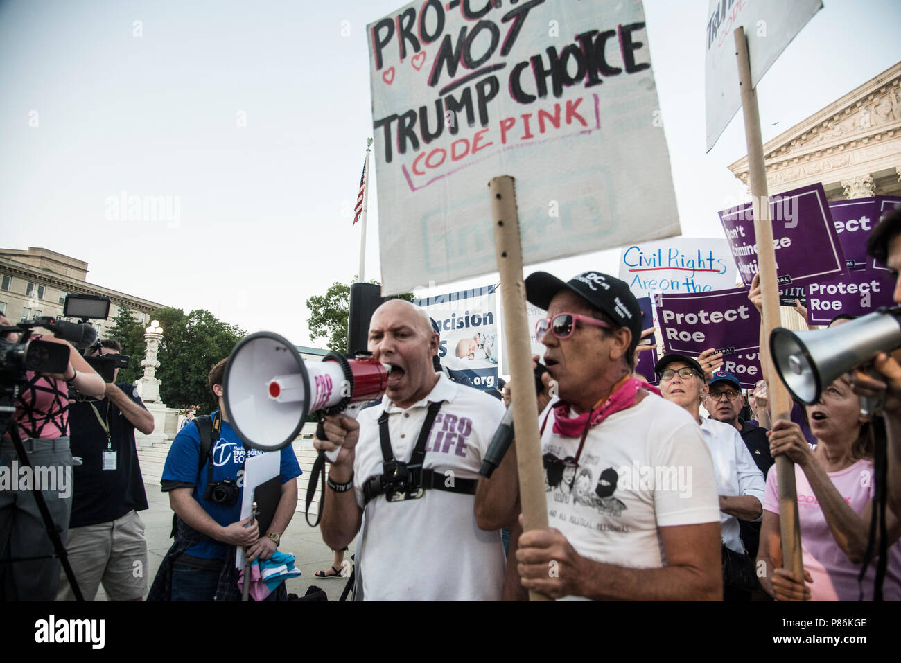 Washington DC, 9. Juli 2018, USA: Demonstranten für und gegen die Roe v Wade und andere bürgerliche Freiheiten, wie sie warten, um zu sehen, wer Präsident Trump wählt für seine Obersten Gerichtshof an das Oberste Gericht der USA hat Patsy Lynch/Alamy Stockfoto