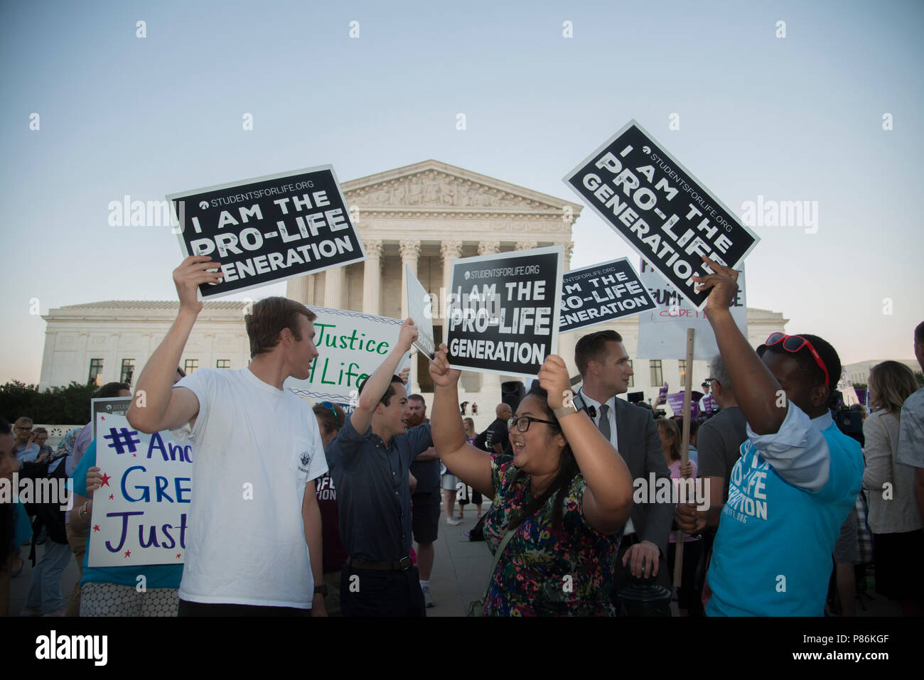 Washington DC, 9. Juli 2018, USA: "Demonstranten gegen Roe v Wade und andere bürgerliche Freiheiten demonstater, wie sie warten, um zu sehen, wer Präsident Trump wählt für seine Obersten Gerichtshof an das Oberste Gericht der USA hat Patsy Lynch/Alamy Stockfoto
