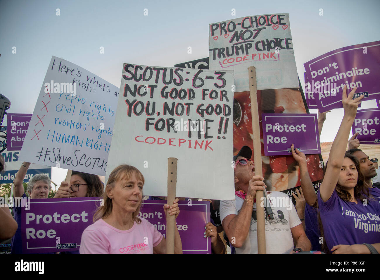Washington DC, 9. Juli 2018, USA: Demonstranten für Roe v Wade und andere bürgerliche Freiheiten demonstrieren, während Sie warten, um zu sehen, wer Präsident Trump wählt für seine Obersten Gerichtshof an das Oberste Gericht der USA hat Patsy Lynch/ALamy Stockfoto