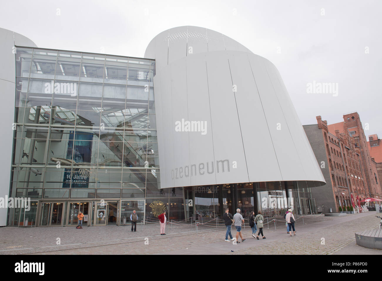 Stralsund, Deutschland. 09 Juli, 2018. Der Eingang des das Ozeanarium auf dem Harbour Island. Das Oceanarium ist die Oberseite der Linie von Mecklenburg-vorpommern Museumslandschaft. Seit seiner Eröffnung vor zehn Jahren 6, 2 Millionen Menschen besuchten das Ozeanarium. Nun, die Fusion mit der ozeanographischen Museums ist geplant. Quelle: Stefan Sauer/dpa/Alamy leben Nachrichten Stockfoto