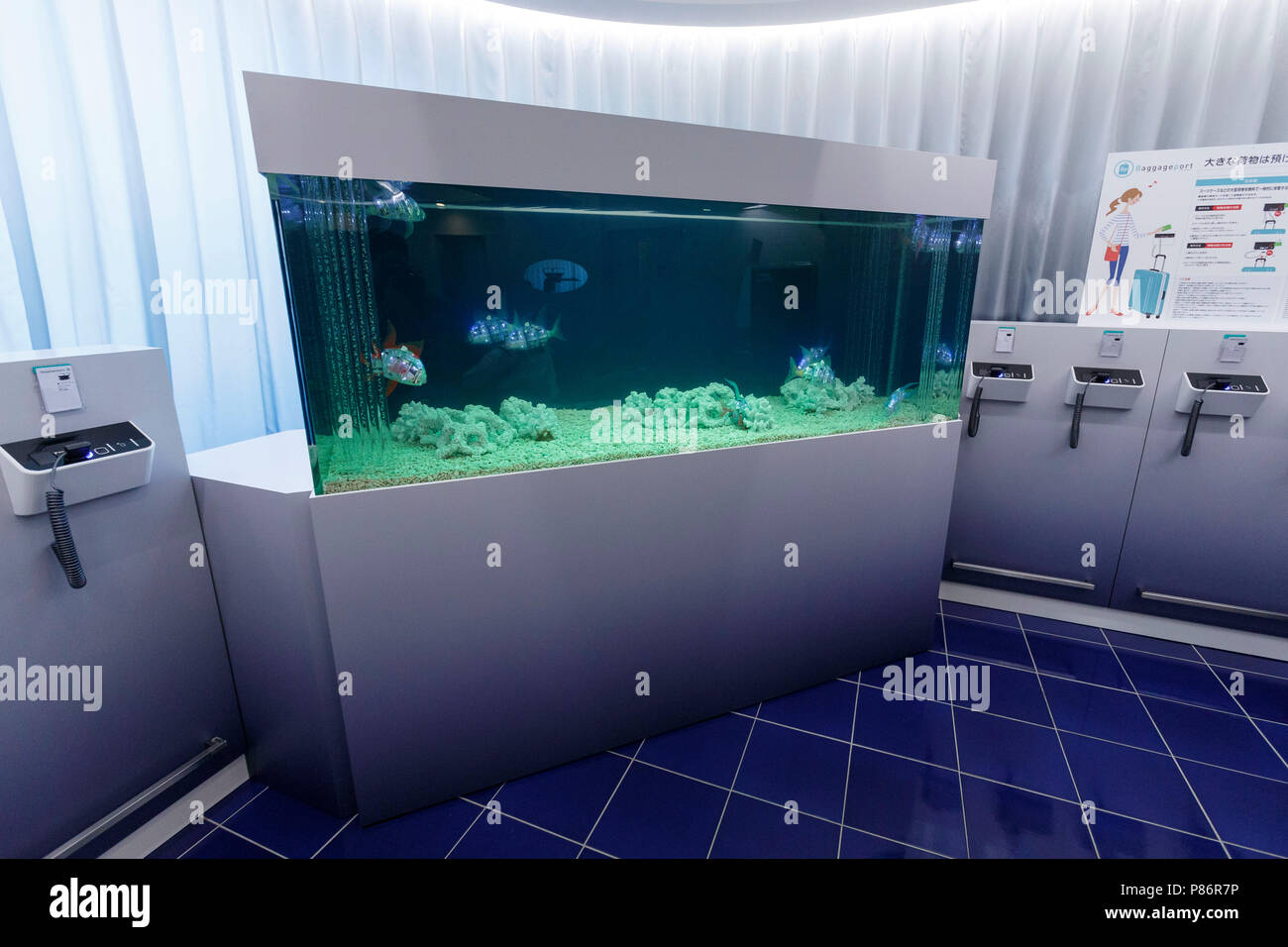 Tokio, Japan. 10. Juli 2018. Robotic Fische schwimmen in einem Aqua Behälter an der Lobby der Henn-na Hotel in asakusabashi am 10. Juli 2018 in Tokio, Japan. Henn-na Hotel, was wörtlich übersetzt als ''seltsame'' Hotel ist ein neues Hotel, das am 13. Juli in einem Bereich der traditionellen Japanischen Puppen Geschäfte in der Nähe von Asakusabashi Station zu öffnen. Roboter Personal im Hotel programmiert sind Gäste in Englisch, Chinesisch, Koreanisch und Japanisch zu besuchen. Henn-na Hotel von japanischen Reisebüro H.I.S. und die neue Lage hat 12 Etagen und 145 Zimmern, mit Preisen ab JPY 10.000 pro Nacht verwaltet wird. Die neue Ho Stockfoto