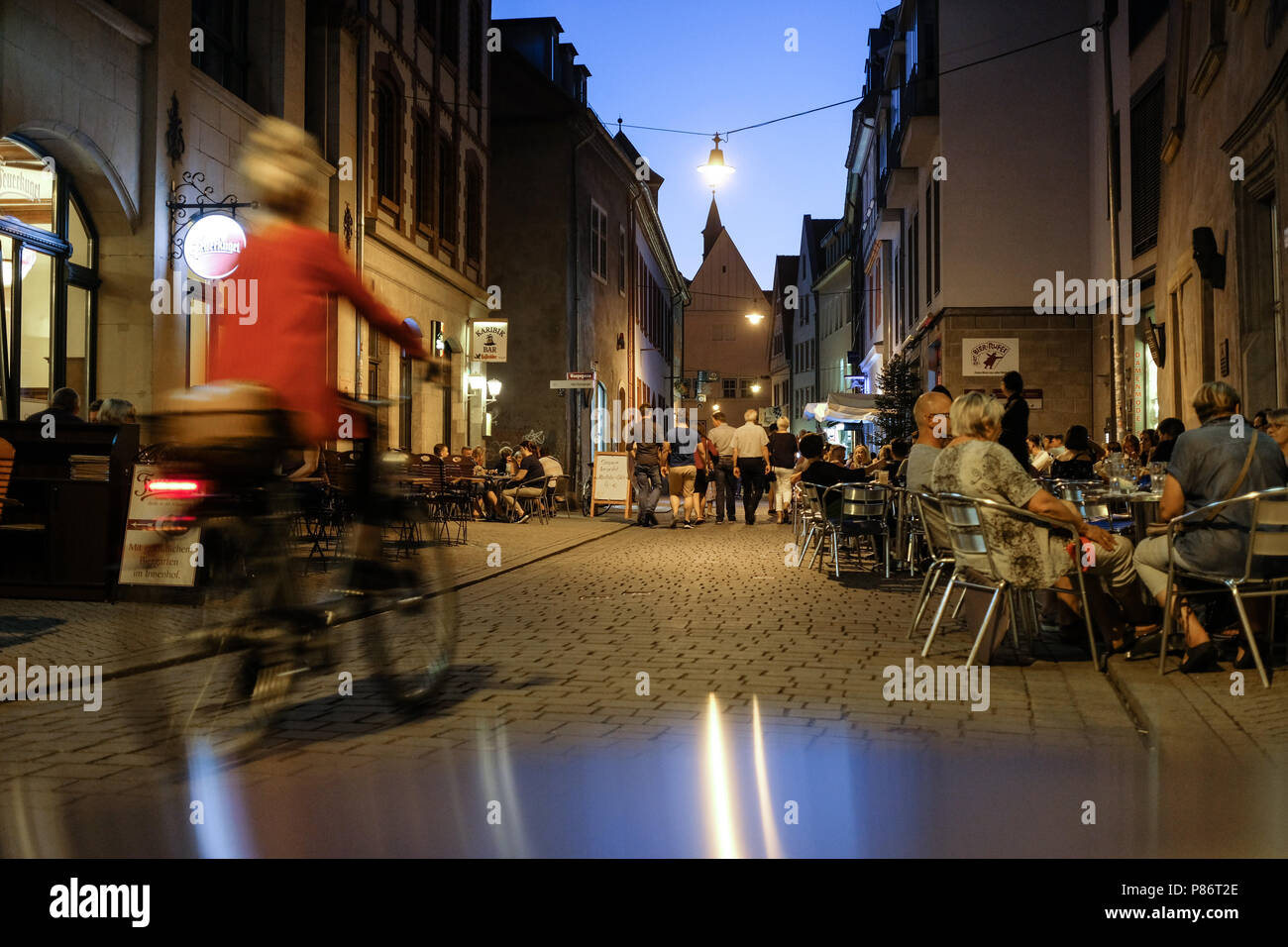 Erfurt, Deutschland. 29 Juni, 2018. Zahlreiche Leute sitzen an der Restaurants im Freien oder über die Gassen während der Dämmerung gehen. Foto: Jens Kalaene/dpa-Zentralbild/dpa/Alamy leben Nachrichten Stockfoto