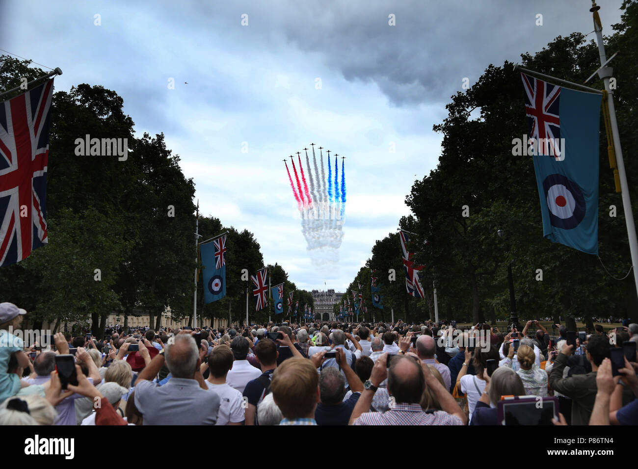 London, Großbritannien. 10. Juli 2018. Die roten Pfeile während einer spektakulären flypast oberhalb der Mall in London, und ist das Herzstück der 100. Jahrestag der Royal Air Force. RAF 100-jähriges Jubiläum feiern, London, am 10. Juli 2018. Credit: Paul Marriott/Alamy leben Nachrichten Stockfoto
