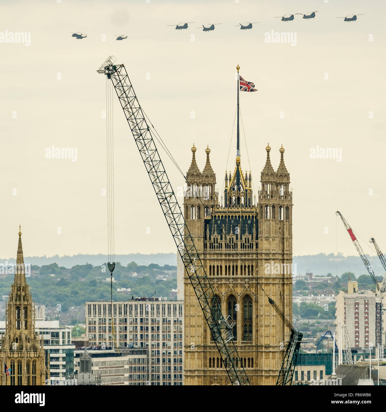 London, Großbritannien. 10. Juli 2018. Ein Flypast über London von bis zu 100 Flugzeugen zum 100. Geburtstag von der RAF am Dienstag, 10. Juli 2018 über Foto vom Zentrum von St Giles Hotel, London zu markieren. Hundert Tage nach der offiziellen 100. Geburtstag, am Jahrestag der Beginn der Luftschlacht um England, bis zu 100 Flugzeuge fliegen über die Stadt und den Flypast Buckingham Palace. Credit: Julie Edwards/Alamy leben Nachrichten Stockfoto