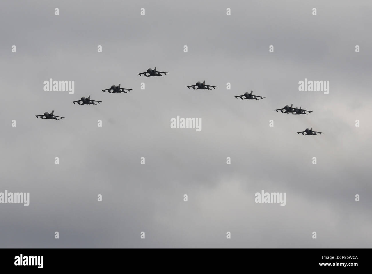 London, Großbritannien. 10. Juli 2018. 9 Panavia Tornado GR.4 s Fliegen über Central London während der RAF 100 Flypast Credit: James Hancock/Alamy leben Nachrichten Stockfoto