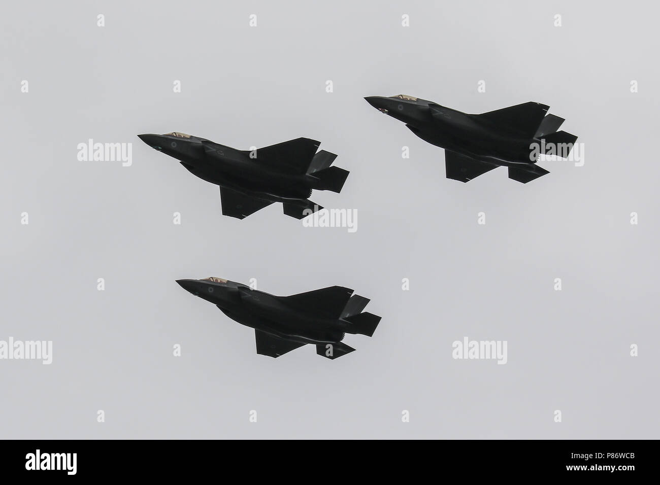 London, Großbritannien. 10. Juli 2018. Drei der Royal Air Force brandneuen Lockheed Martin F-35 Bs fliegen über Central London während der RAF 100 Flypast. Credit: James Hancock/Alamy leben Nachrichten Stockfoto