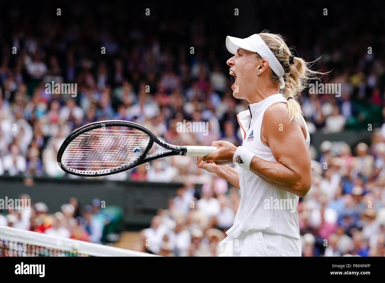 London, UK, 10. Juli 2018: Angelique Kerber in Deutschland macht ihren Weg in die SF am Tag 8 in Wimbledon Tennis Championships 2018 auf der All England Lawn Tennis und Croquet Club in London. Credit: Frank Molter/Alamy leben Nachrichten Stockfoto