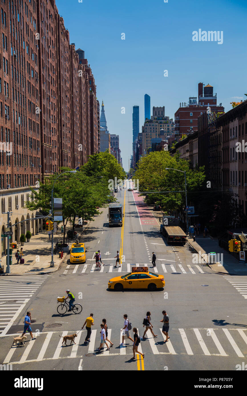 Schöne Aussicht von der Highline in der Innenstadt beobachten die geschäftigen Straßen in New York City Stockfoto