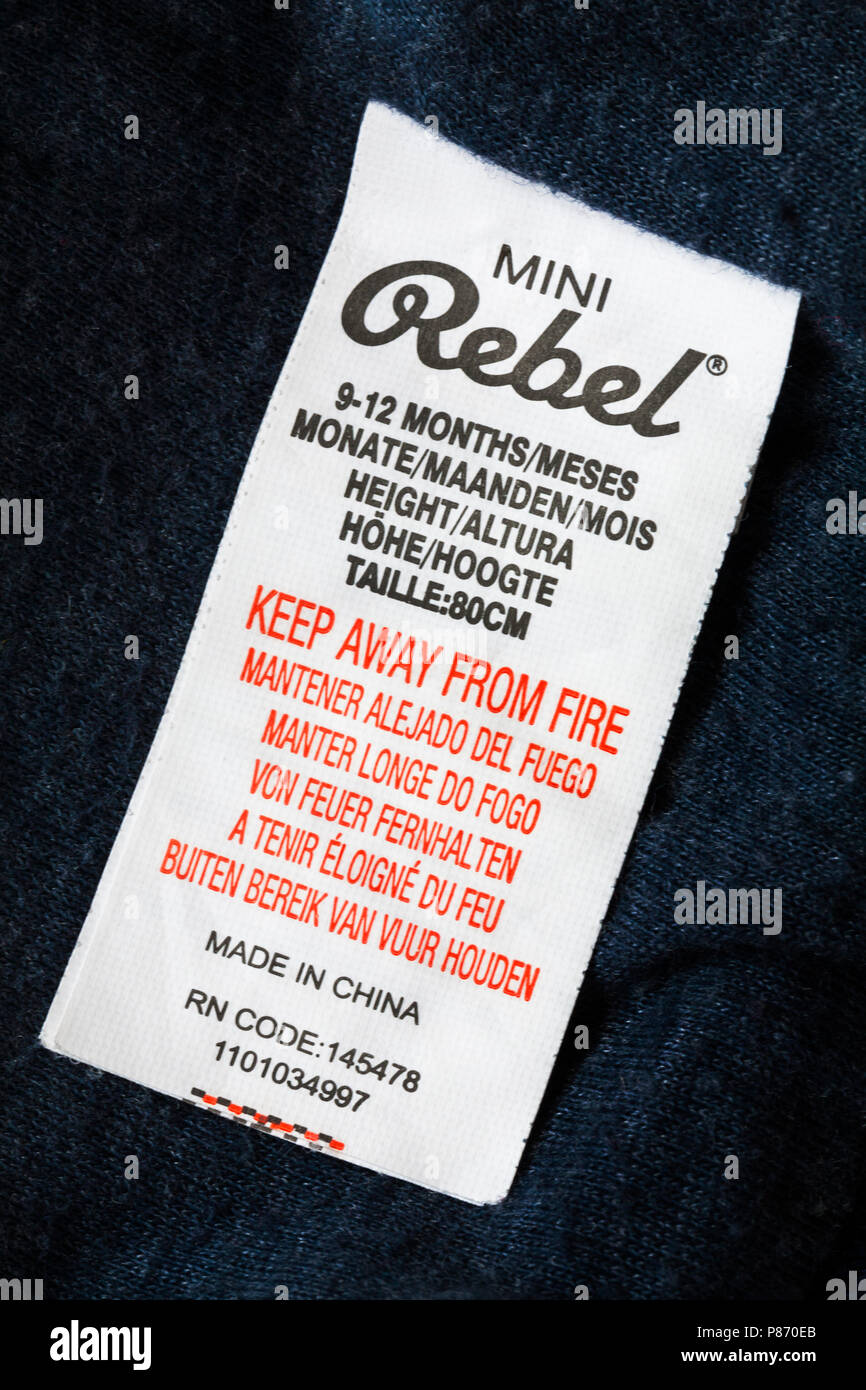 Mini Rebel label in Baby's Kleidung Made in China - in der Nähe von Feuer Stockfoto