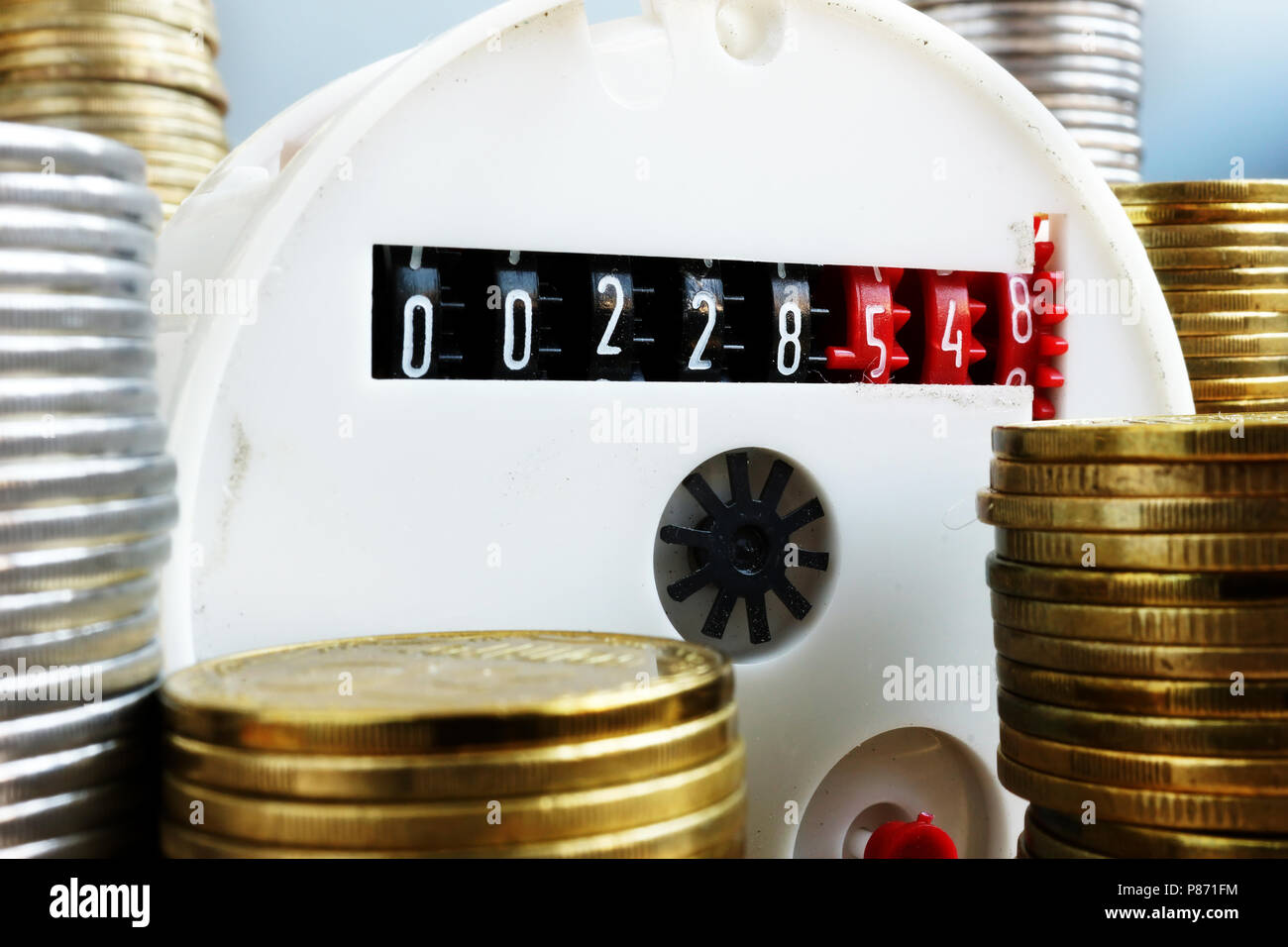 Wasseruhr und Geld. Zahlung für Dienstprogramme. Stockfoto