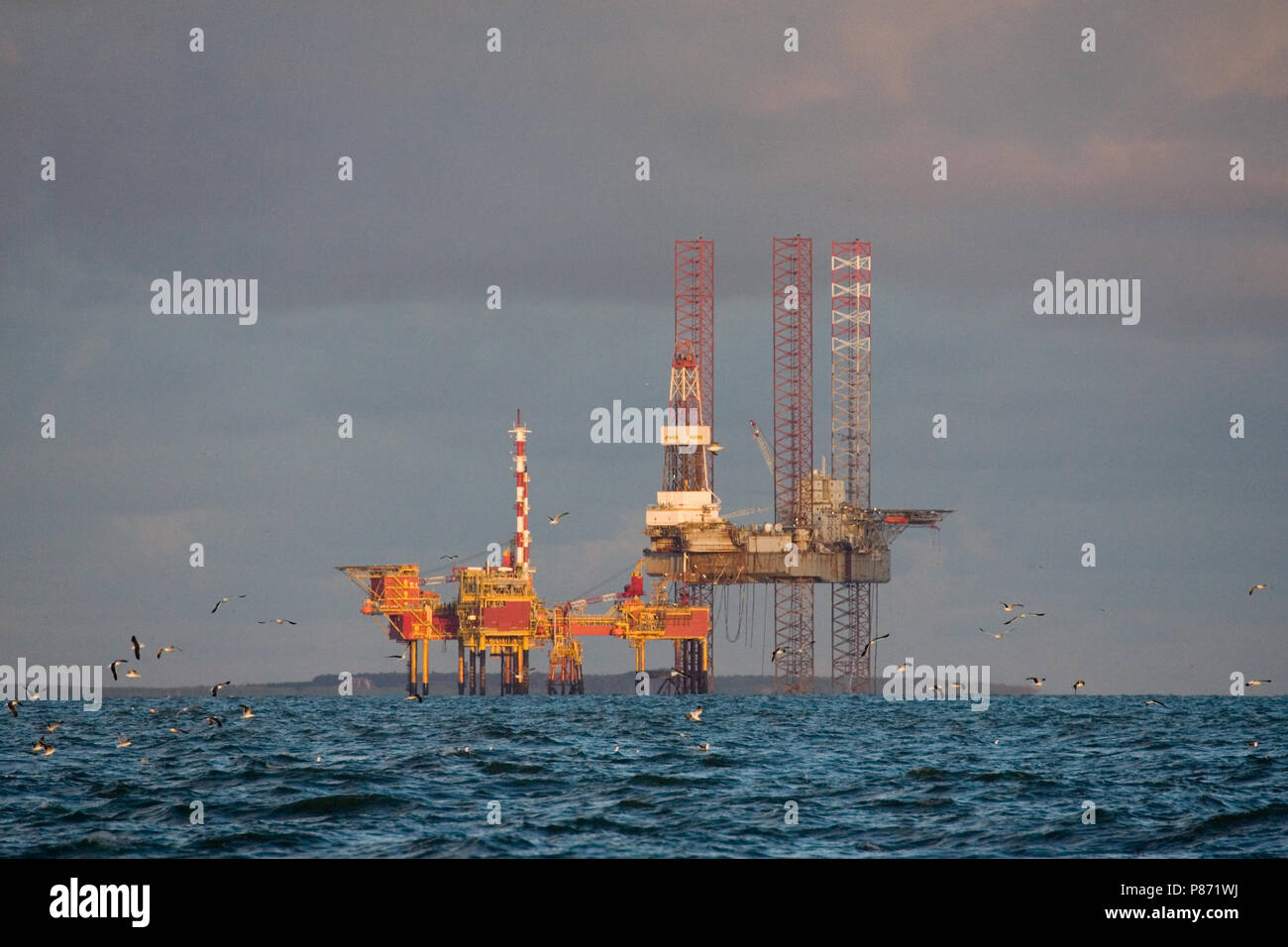 Olieplatform in de Wattenmeer; Oilrig im Wattenmeer Stockfoto