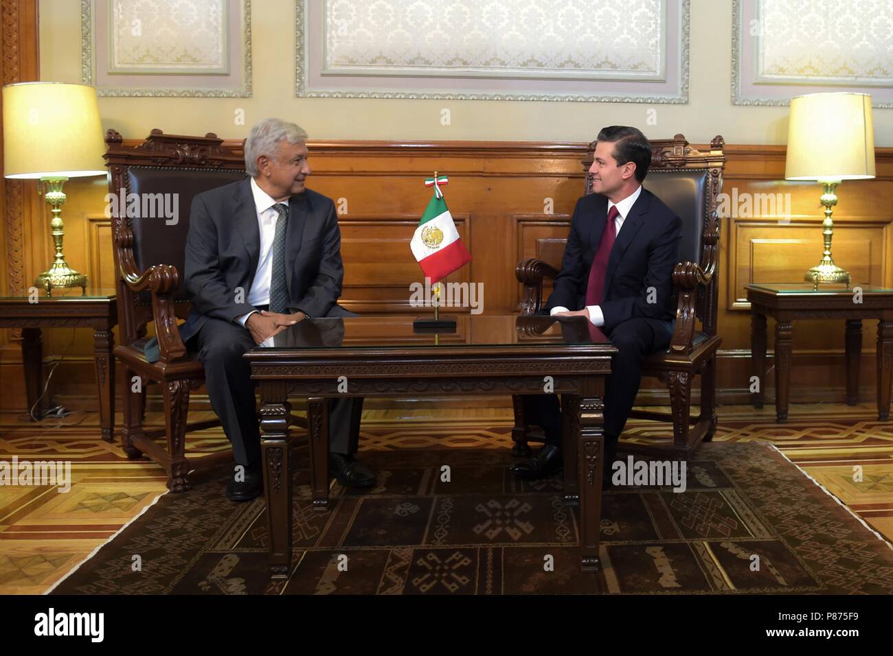 Der mexikanische Präsident Enrique Peña Nieto, rechts, trifft mit mexikanischem Präsidenten Andres Manuel Lopez Obrador, Links, an dem Nationalen Palast Juli 3, 2018 in Mexiko City, Mexiko. Obrador und seine linke AMLO Partei, besiegte die herrschende PRI-Partei in einem Erdrutschsieg. (Mexikanische Präsidentschaft über Planetpix) Stockfoto