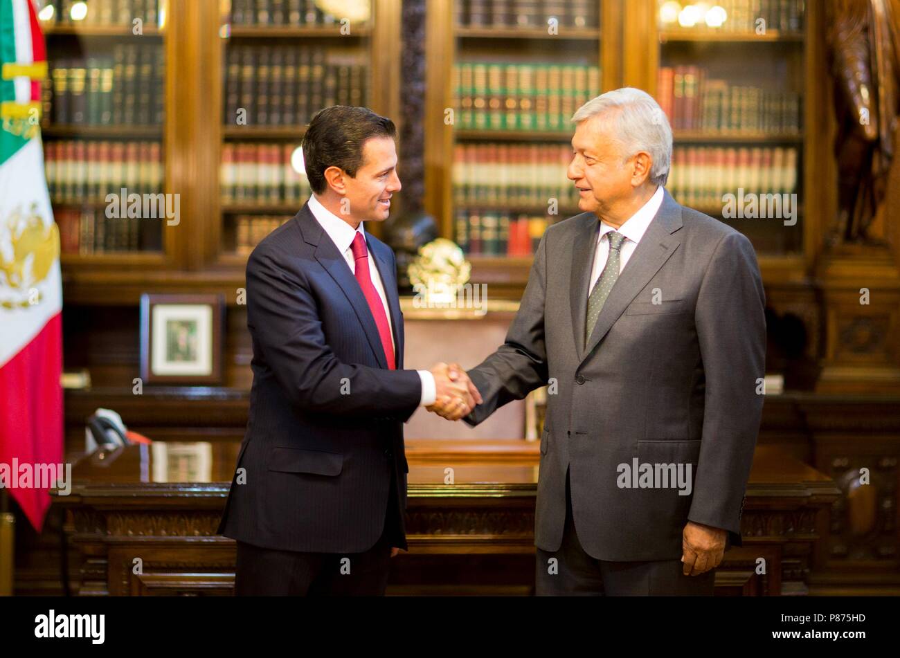 Der mexikanische Präsident Enrique Peña Nieto, Links, trifft mit mexikanischem Präsidenten Andres Manuel Lopez Obrador auf dem Nationalen Palast am 3. Juli in Mexiko City, Mexiko 2018. Obrador und seine linke AMLO Partei, besiegte die herrschende PRI-Partei in einem Erdrutschsieg. (Mexikanische Präsidentschaft über Planetpix) Stockfoto