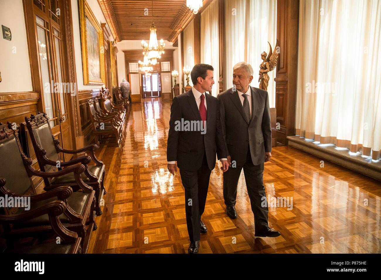 Der mexikanische Präsident Enrique Peña Nieto, Links, Spaziergänge mit mexikanischen Präsidenten Andres Manuel Lopez Obrador, rechts, an dem Nationalen Palast am 3. Juli in Mexiko City, Mexiko 2018. Obrador und seine linke AMLO Partei, besiegte die herrschende PRI-Partei in einem Erdrutschsieg. (Mexikanische Präsidentschaft über Planetpix) Stockfoto