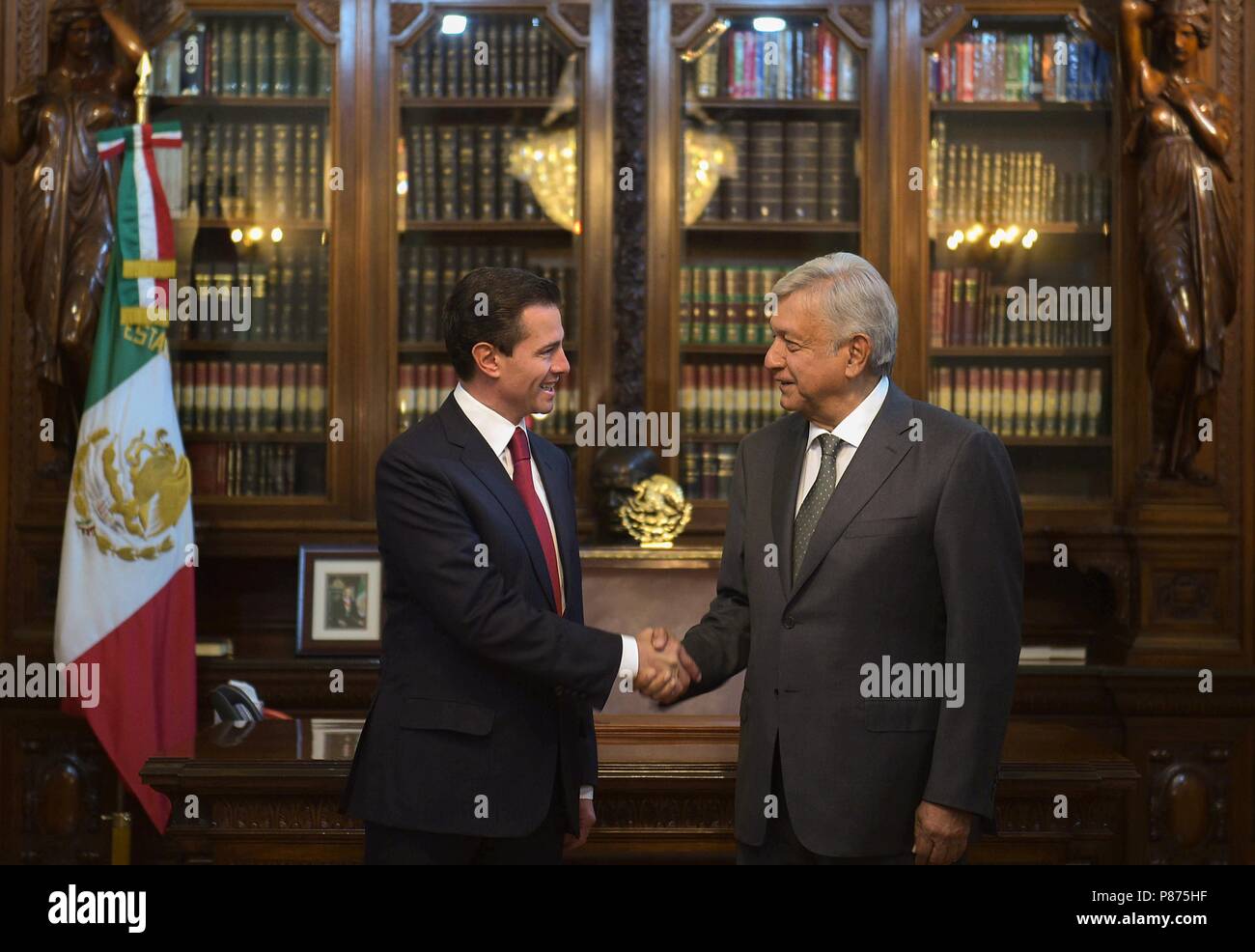 Der mexikanische Präsident Enrique Peña Nieto, Links, trifft mit mexikanischem Präsidenten Andres Manuel Lopez Obrador auf dem Nationalen Palast am 3. Juli in Mexiko City, Mexiko 2018. Obrador und seine linke AMLO Partei, besiegte die herrschende PRI-Partei in einem Erdrutschsieg. (Mexikanische Präsidentschaft über Planetpix) Stockfoto