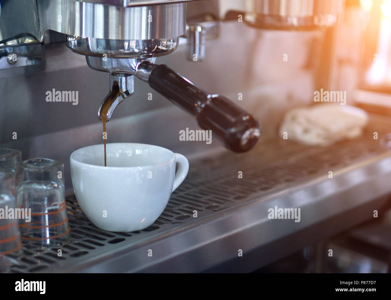 Bereitet Mokka in Coffee Shop - Sonnenuntergang Filterwirkung Stockfoto
