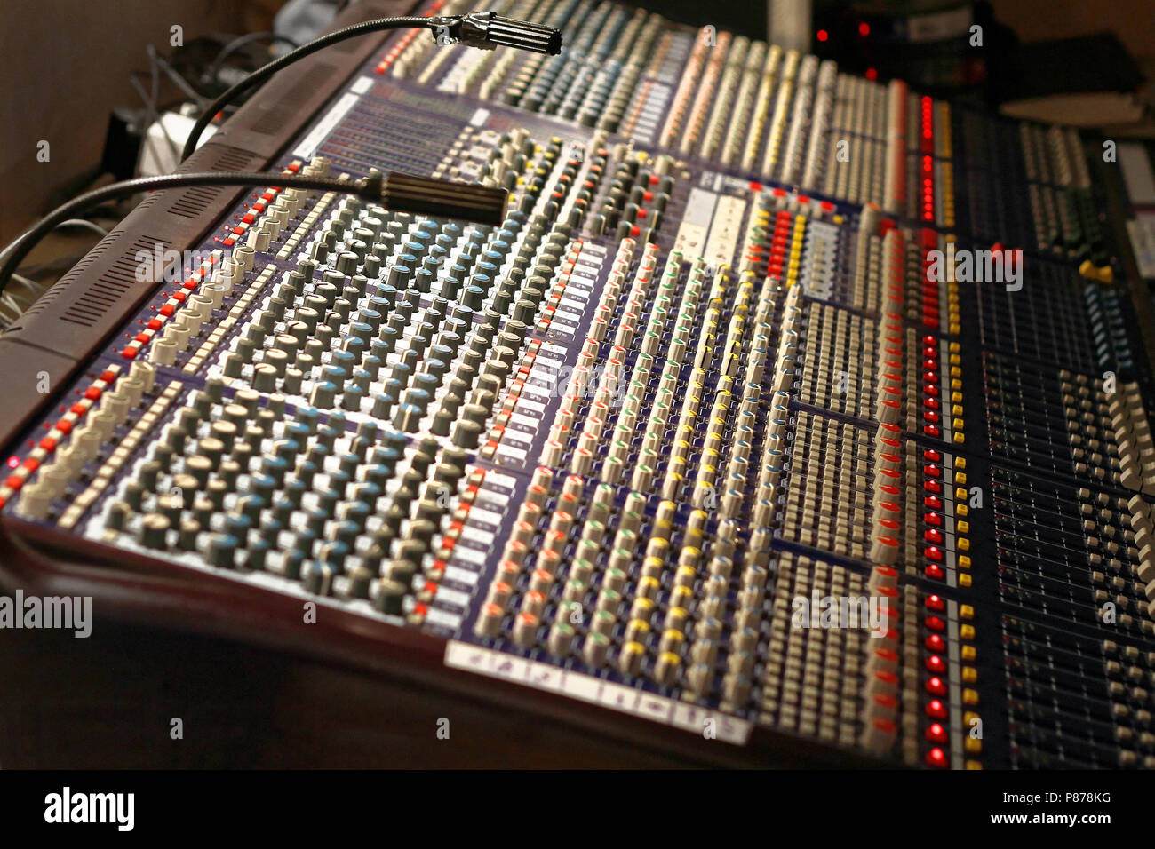 Multi Channel Audio Mixing Console Schreibtisch Stockfoto