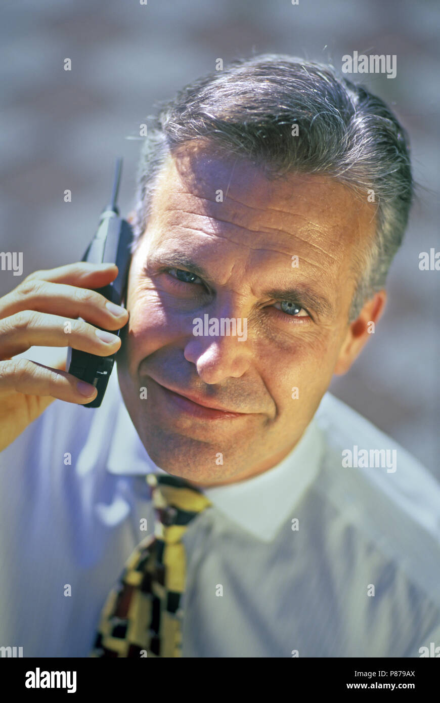 1997 historisches Porträt der KAUKASISCHEN BUSINESS MANN AUSSERHALB DER ANRUF MIT MOBILTELEFON TELEFON Stockfoto