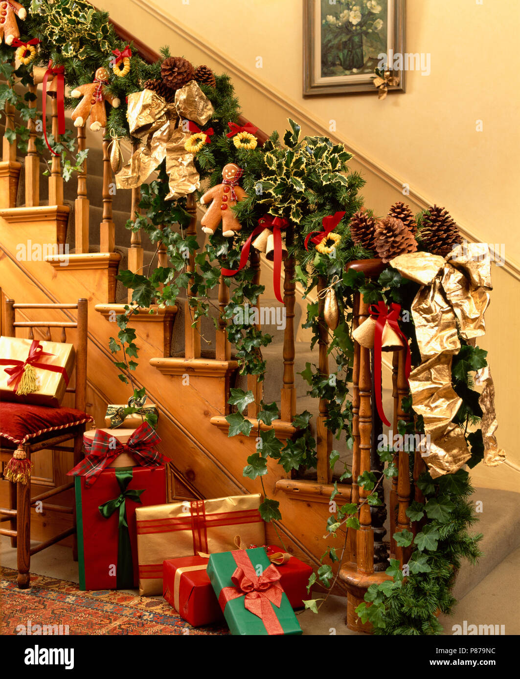 Frisches Laub Girlande mit Lebkuchen Männer am Geländer der Treppe oben  Geschenk verpackt Weihnachtsgeschenke in Halle Stockfotografie - Alamy