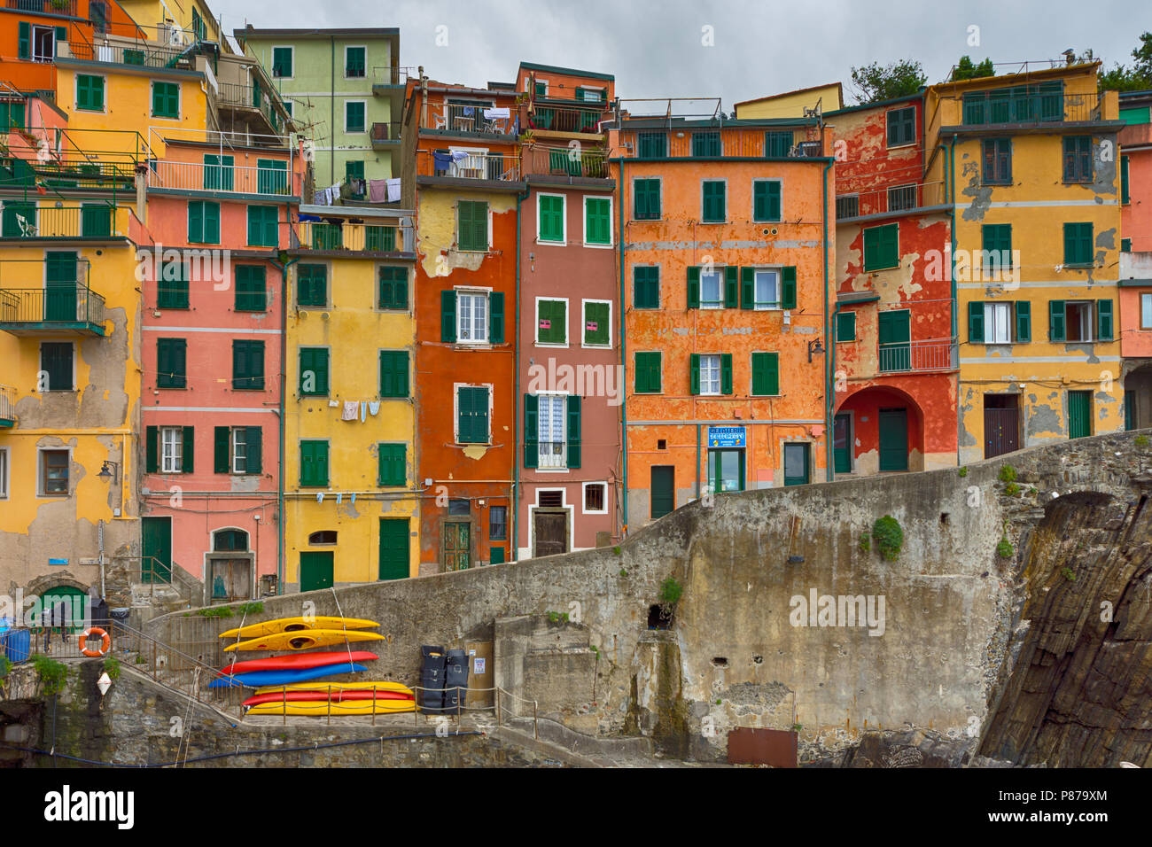 Riomaggiore ist ein Dorf und eine Gemeinde in der Provinz La Spezia, gelegen in einem kleinen Tal in der italienischen Region Ligurien. Stockfoto