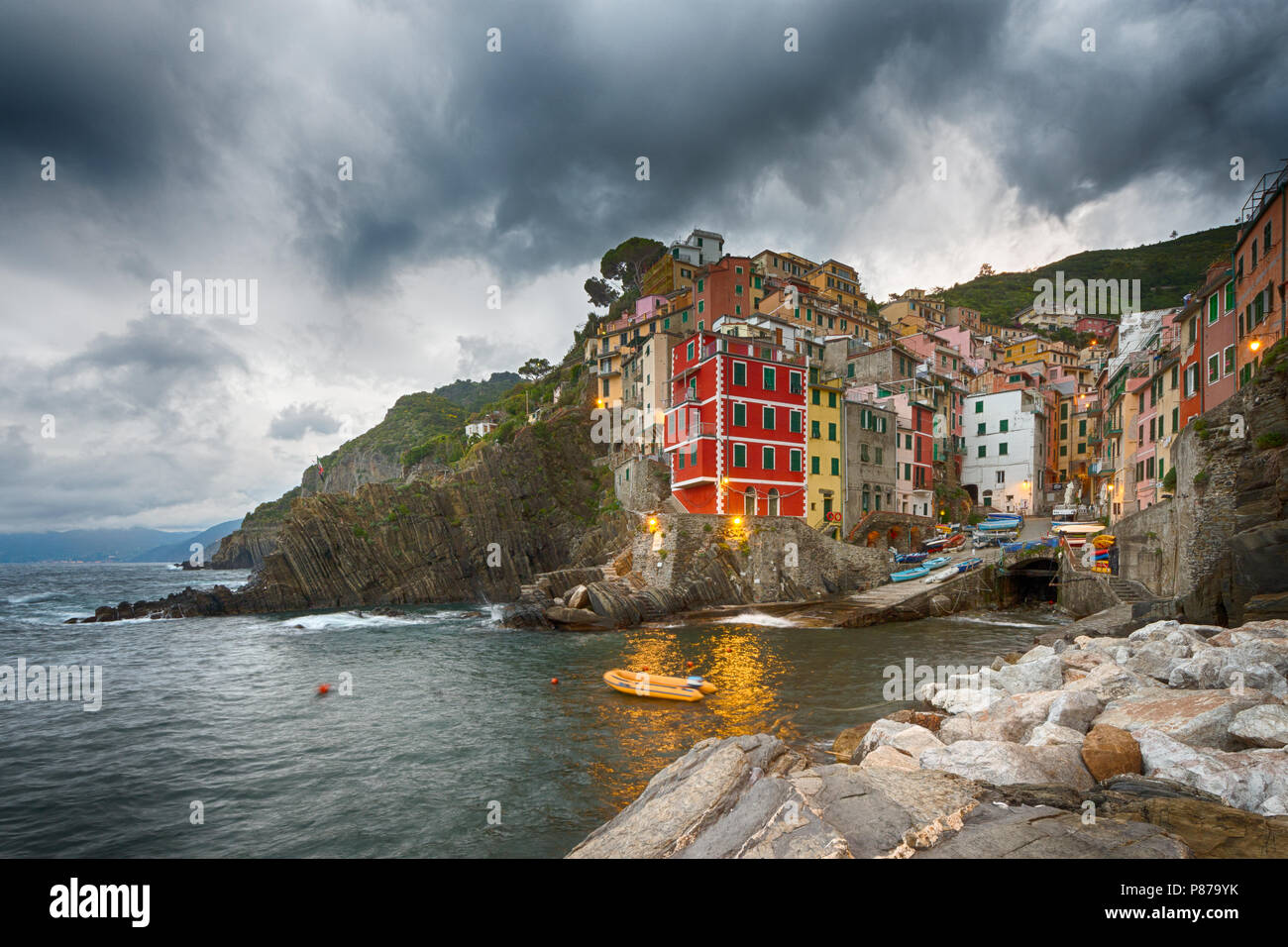 Riomaggiore ist ein Dorf und eine Gemeinde in der Provinz La Spezia, gelegen in einem kleinen Tal in der italienischen Region Ligurien. Stockfoto