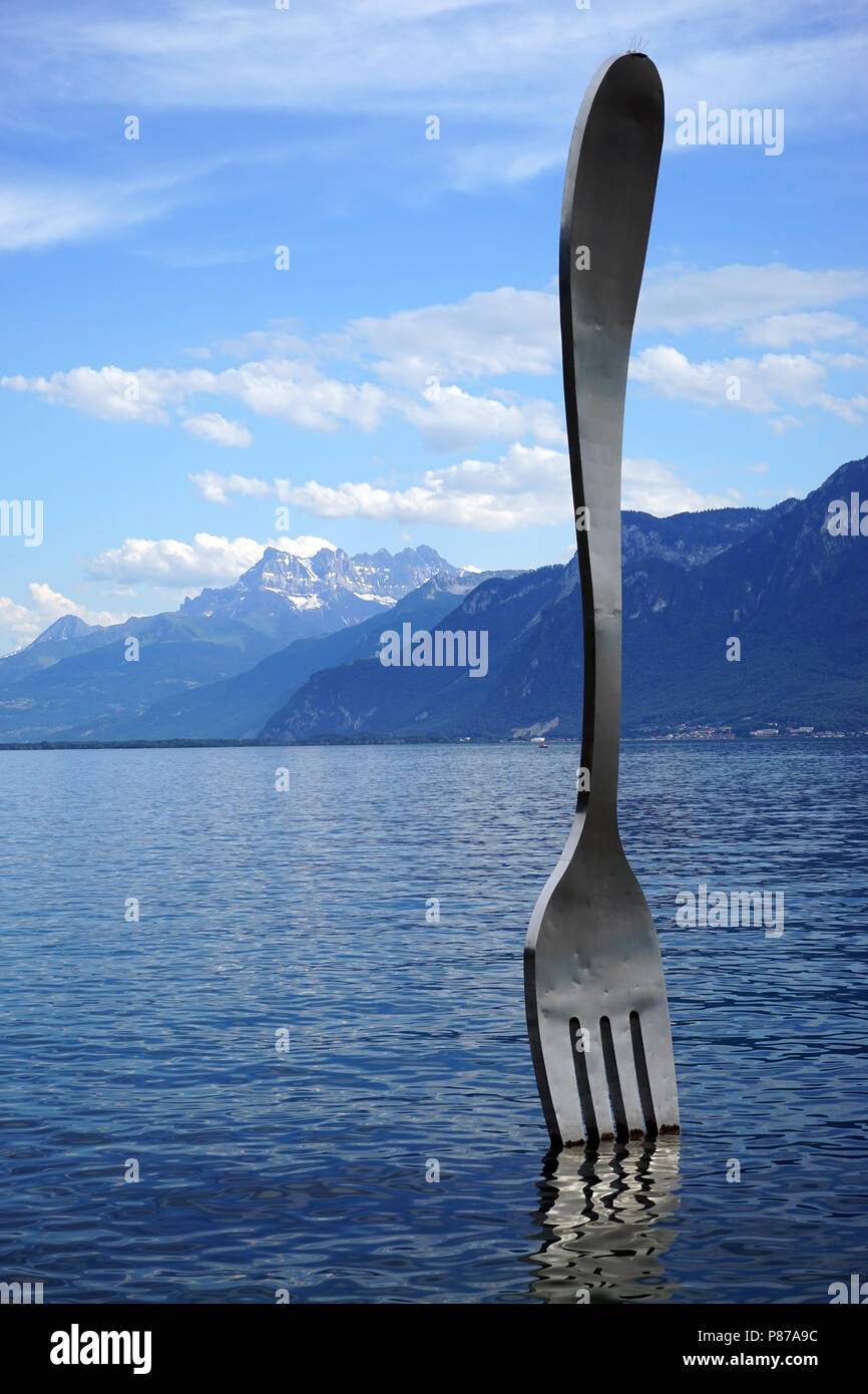 VEVEY, SCHWEIZ - ca. Juli 2018 Die Gabel Skulptur von Jean-Pierre Zaugg Stockfoto