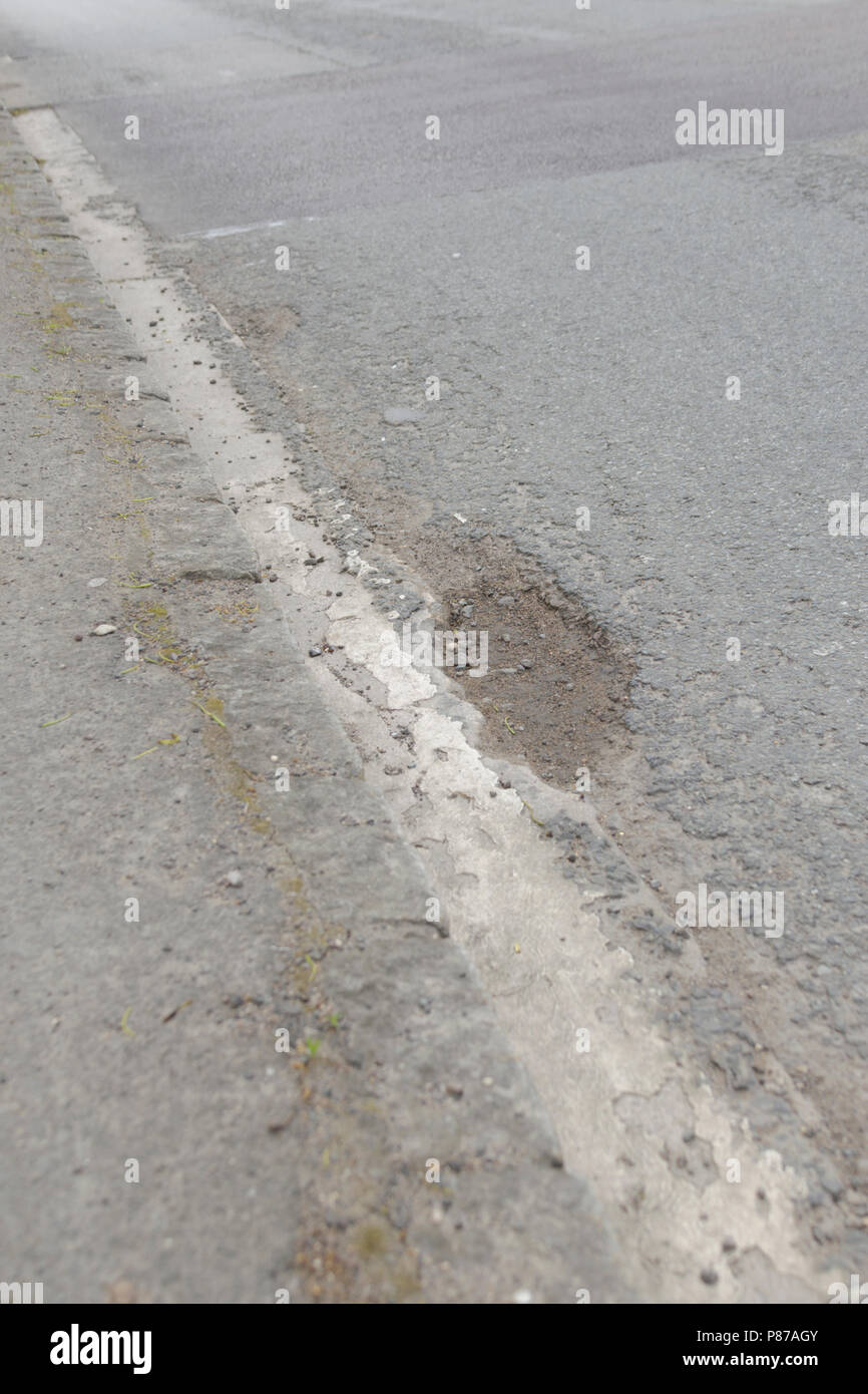 Schlaglöcher in Städte, Oxfordshire UK. 13. Mai 2018. UK Wetter: Schlaglöcher in West Oxfordshire, mehrere Schlaglöcher auf den Straßen von Oxfordshire. Stockfoto